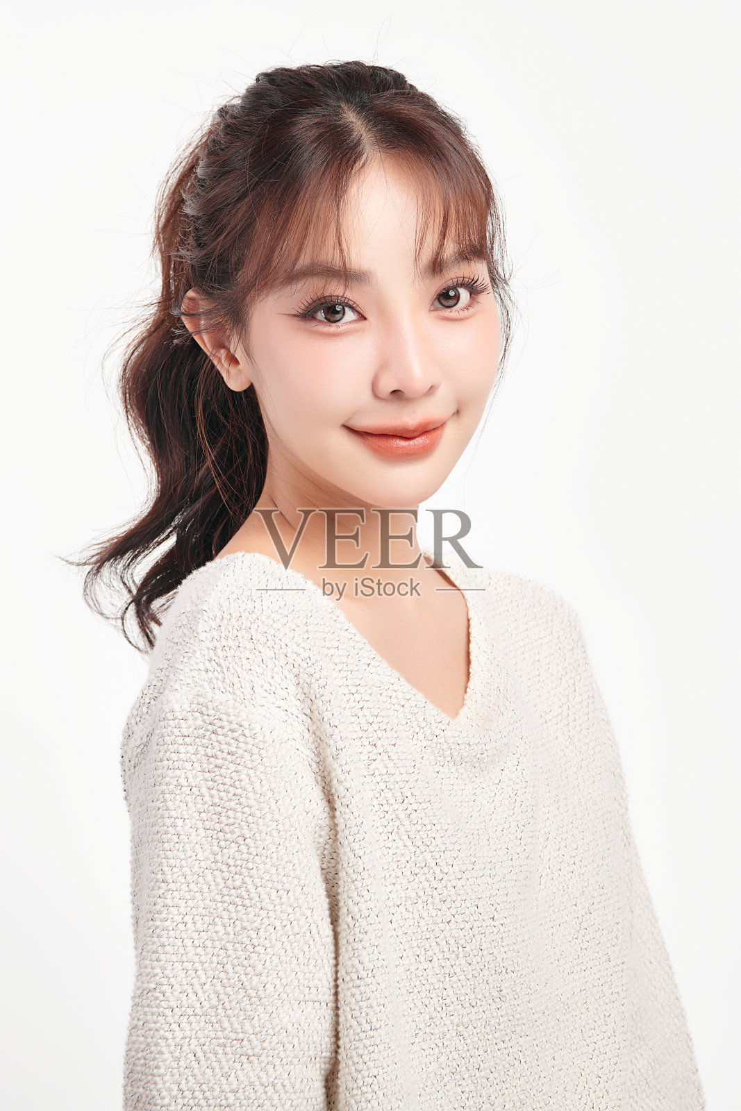 美丽的年轻亚洲女性,肤色洁净清新,背景为白色,面部护理,面部治疗,美容学,美容与水疗,亚洲女性肖像。照片摄影图片