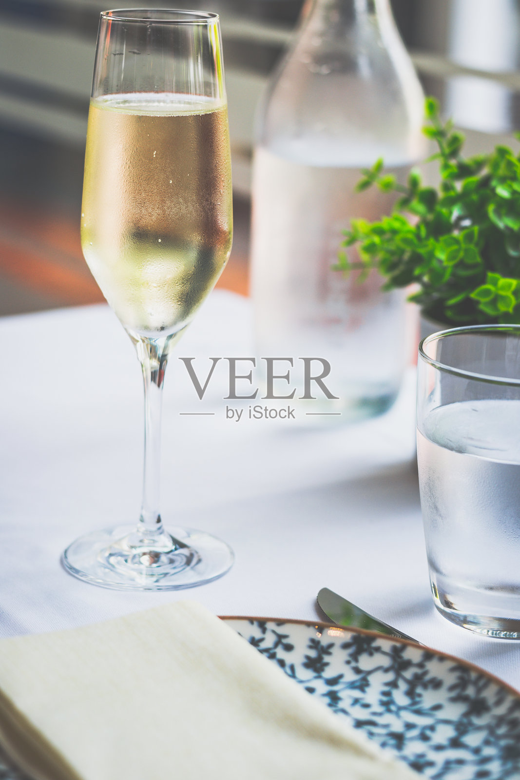 一杯气泡普罗塞克酒放在白色桌布的桌子上照片摄影图片