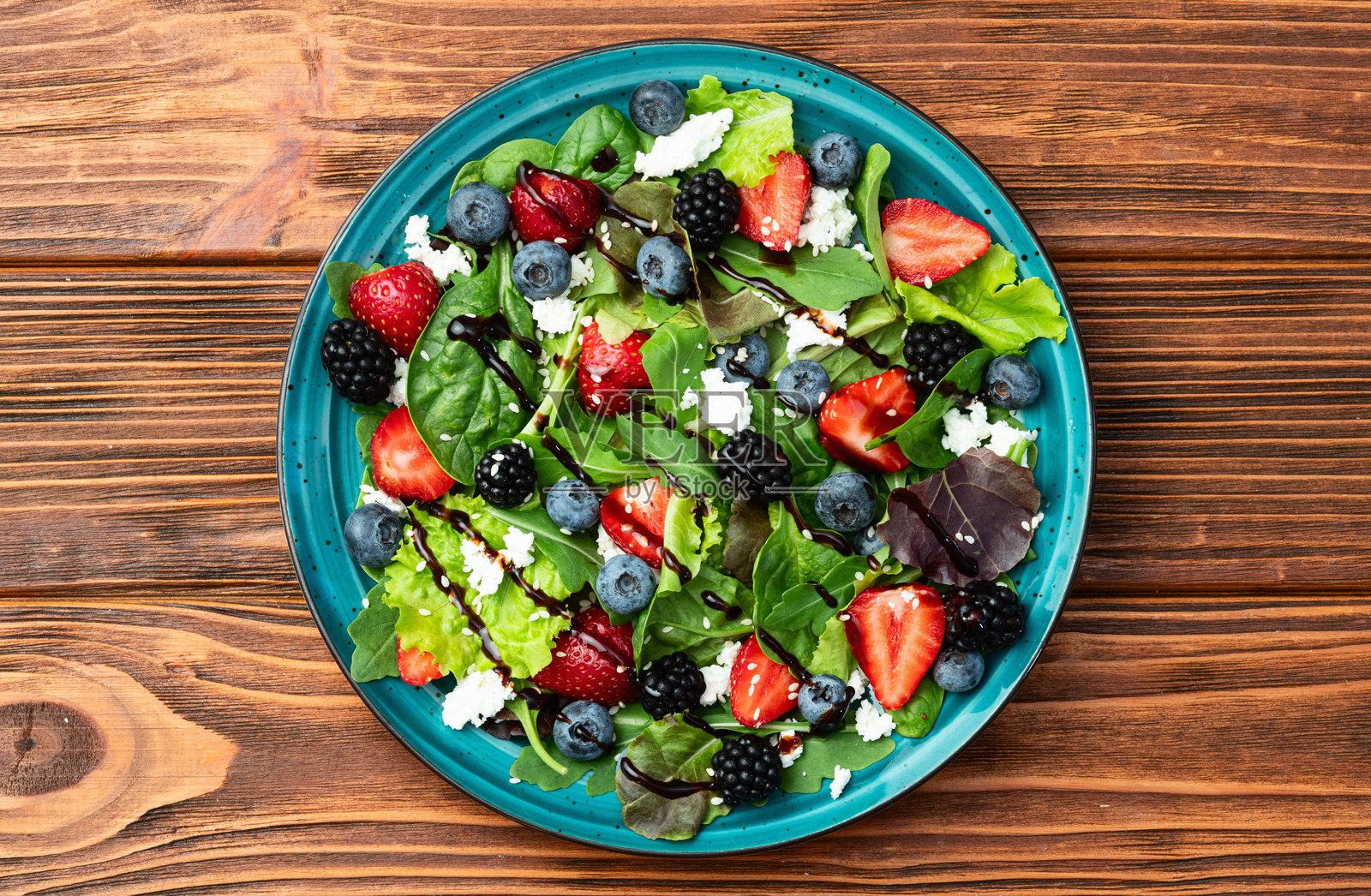 浆果沙拉(蓝莓、草莓、黑莓)配费塔奶酪和香醋酱照片摄影图片