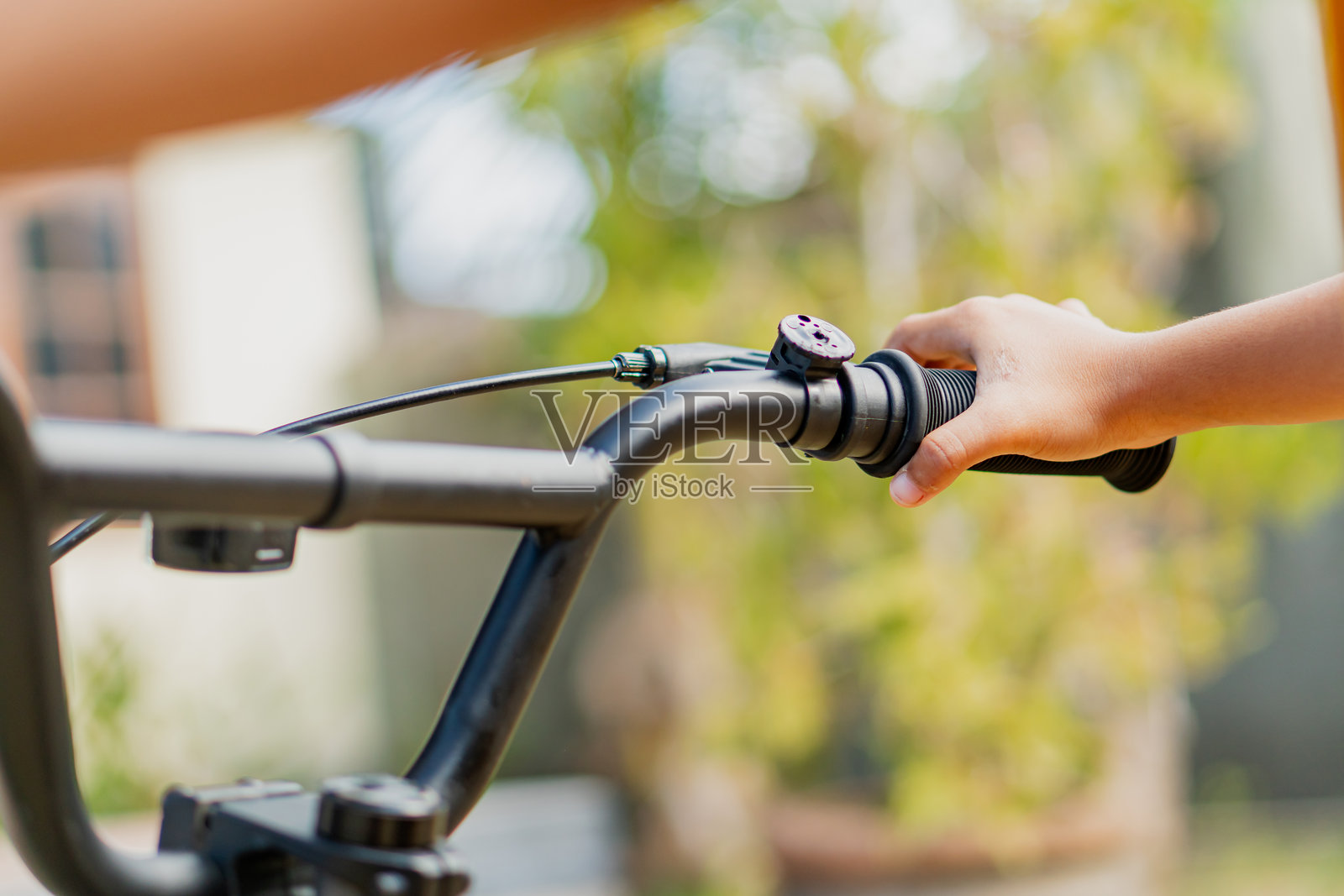 户外握着自行车把手的特写照片摄影图片