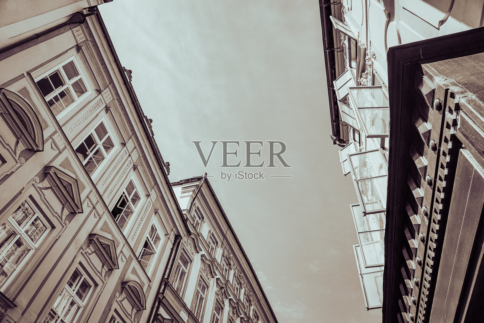 黑白建筑仰视图照片摄影图片