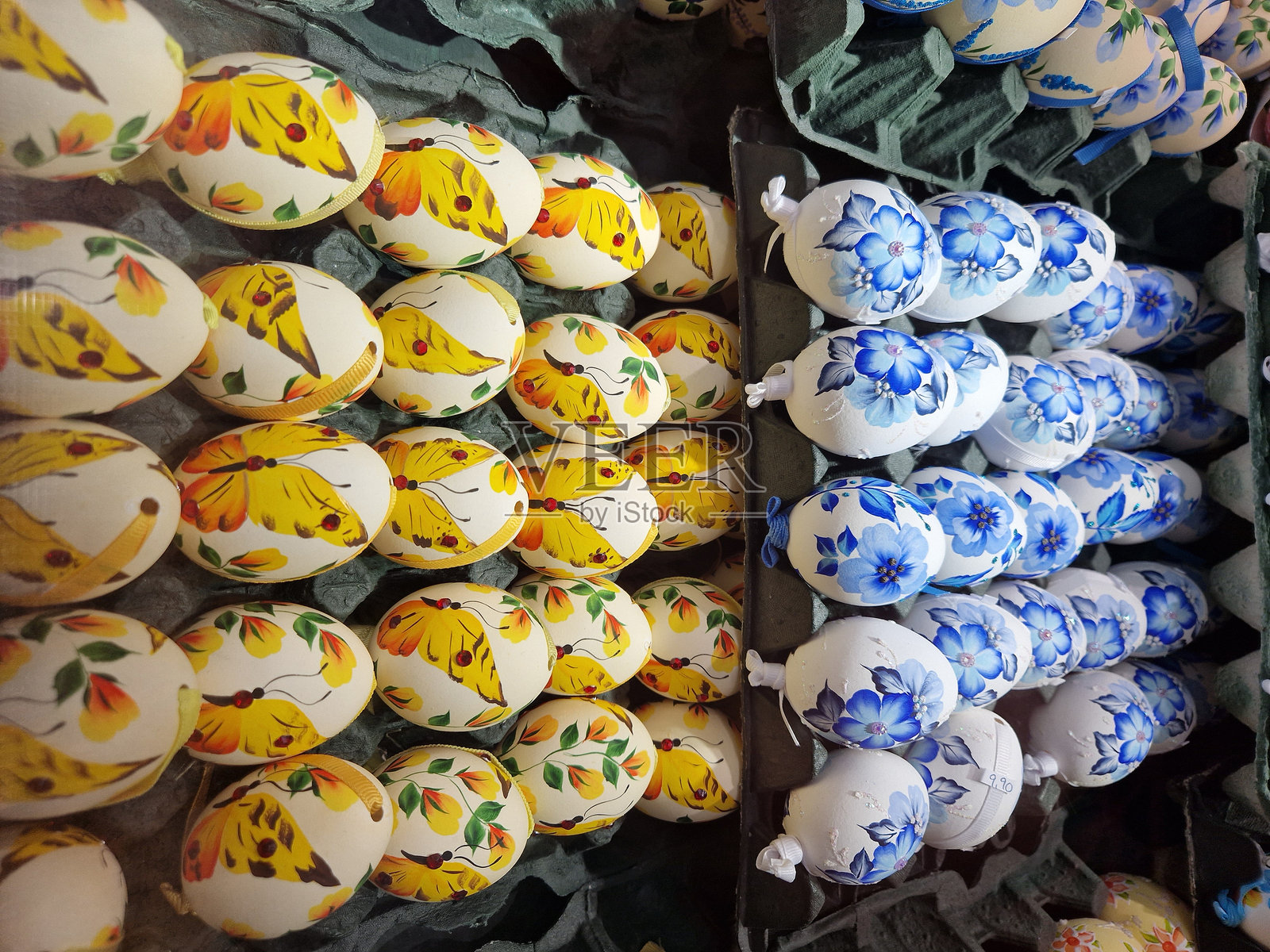 五彩缤纷的复活节彩蛋背景。混合了传统图案的彩色复活节彩蛋。丰富的复活节彩蛋呈现出彩虹色彩,满框展示。照片摄影图片