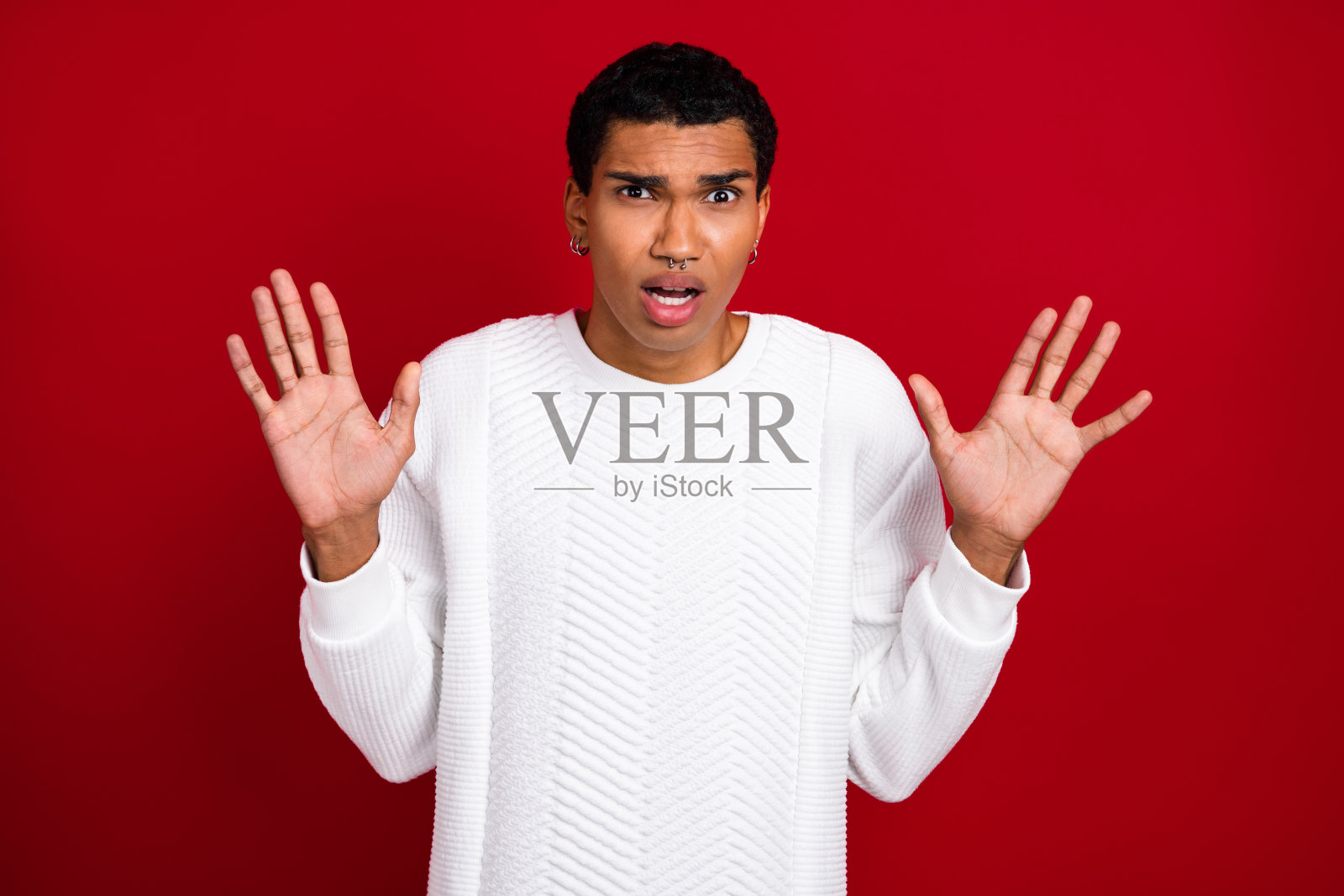 不高兴、有压力的年轻男子照片照片摄影图片