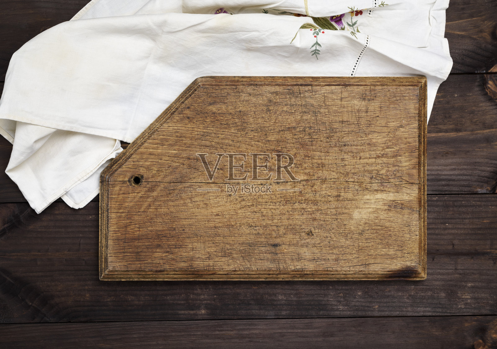 从上方直接拍摄的切菜板和桌上的布料照片摄影图片