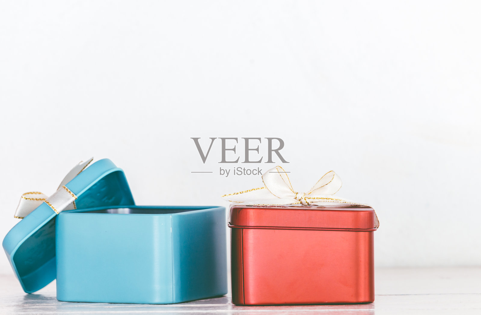 白色背景下的礼品盒特写照片摄影图片