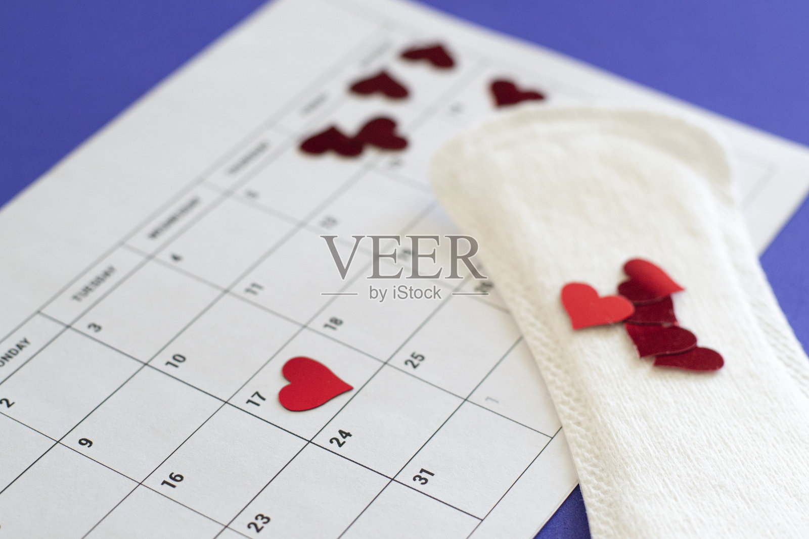 女性月经日历与卫生巾照片摄影图片