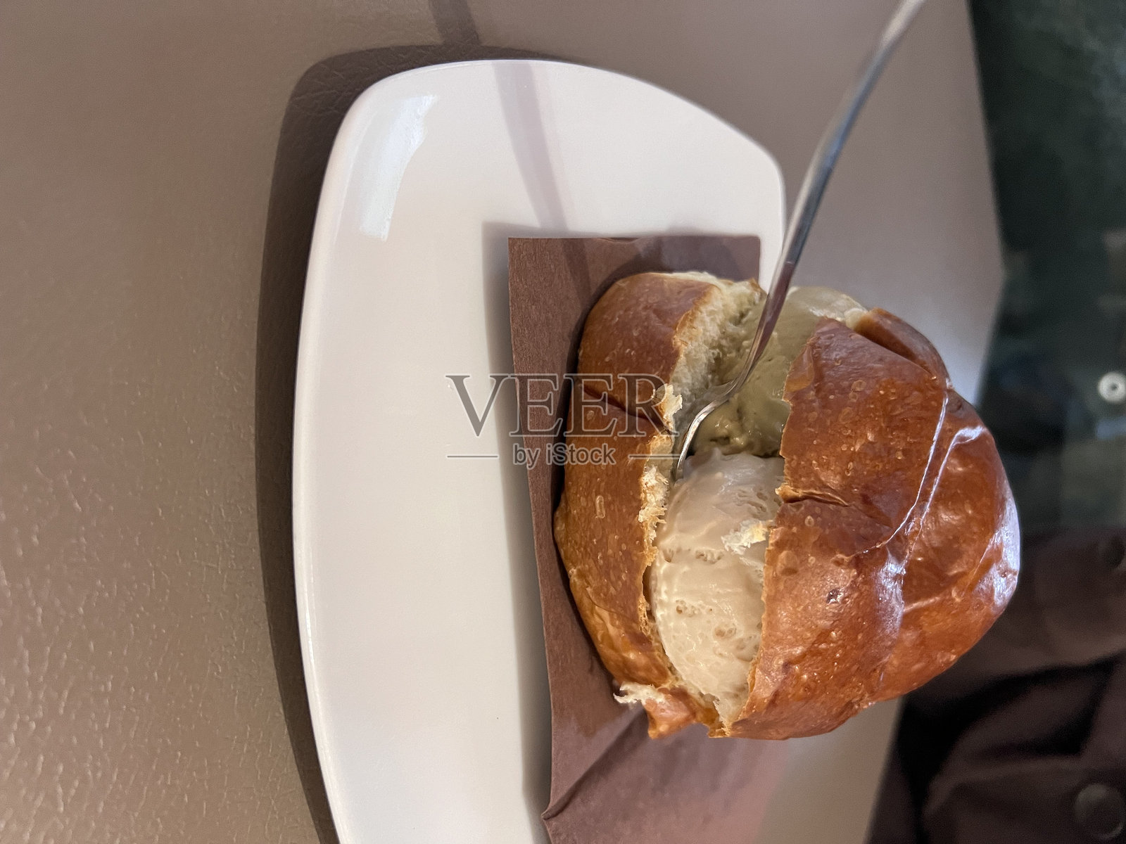 榛子冰淇淋的布里欧修面包照片摄影图片