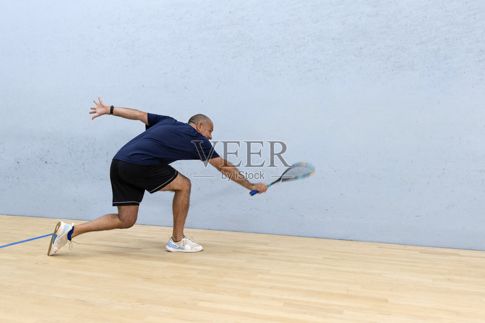 两名男子壁球比赛,观众观看照片摄影图片