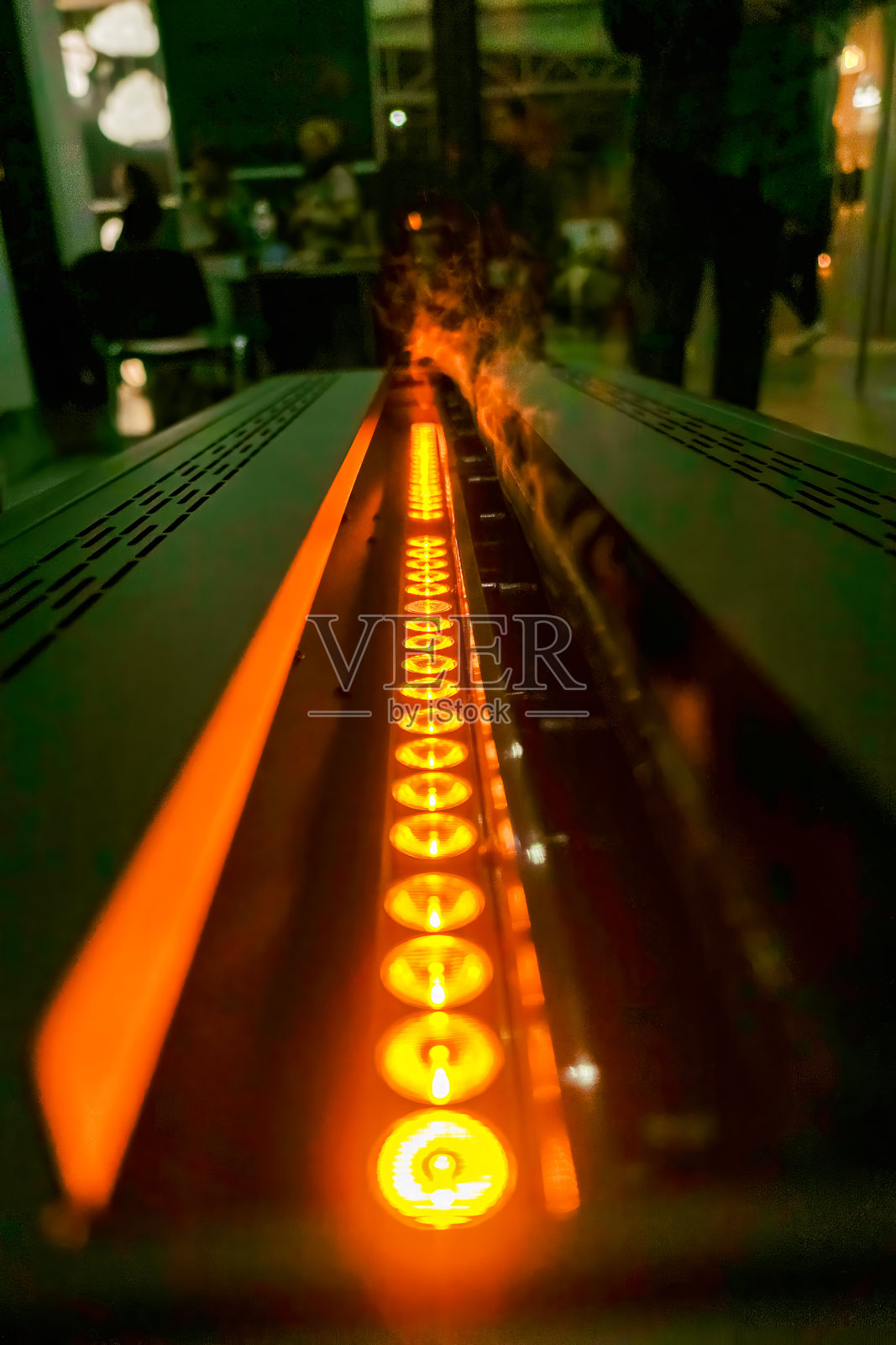 带火焰和圆形感应加热元件的卧式壁炉照片摄影图片