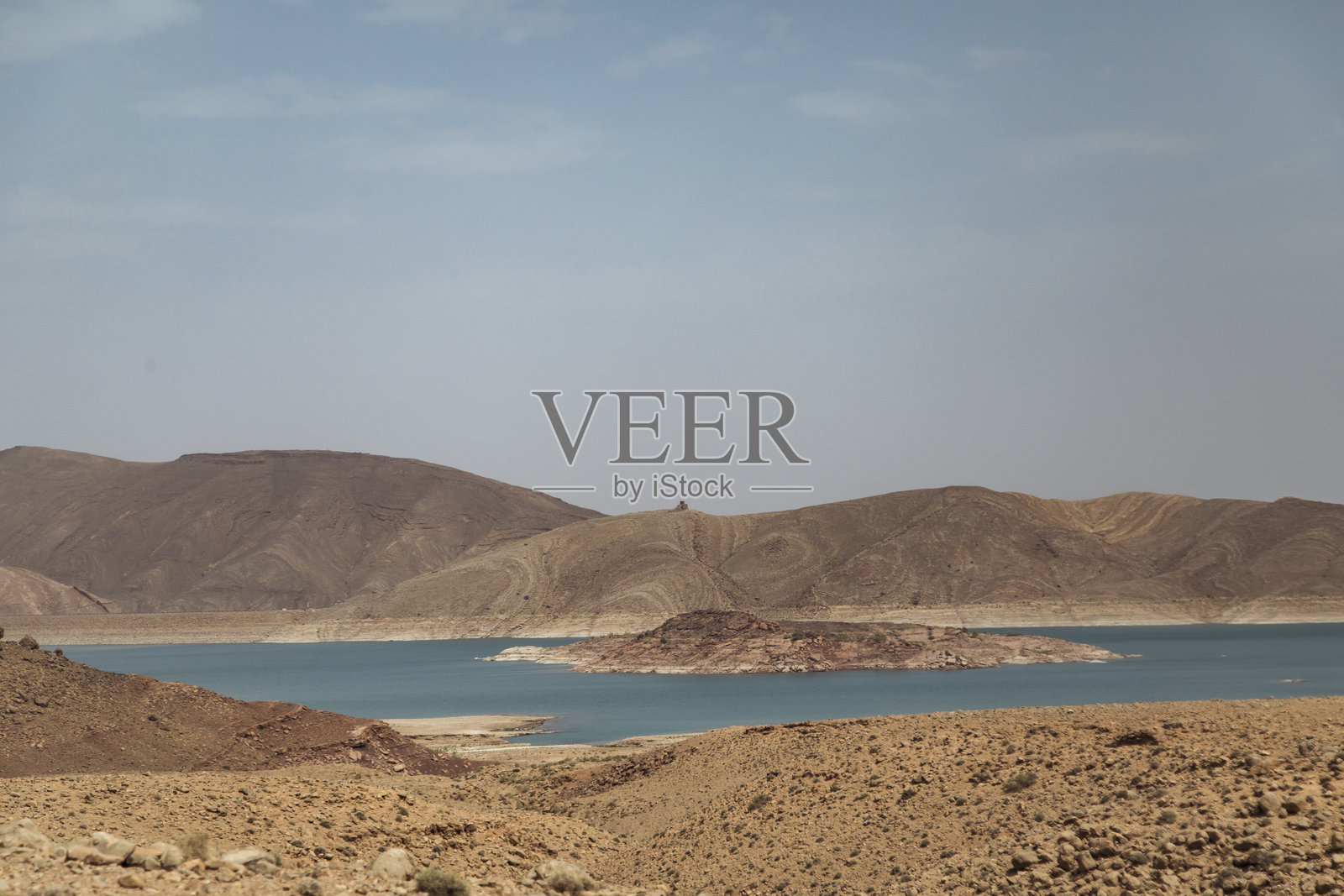 摩洛哥多样化景观中被米色荒地环绕的美丽湖泊风景照片摄影图片