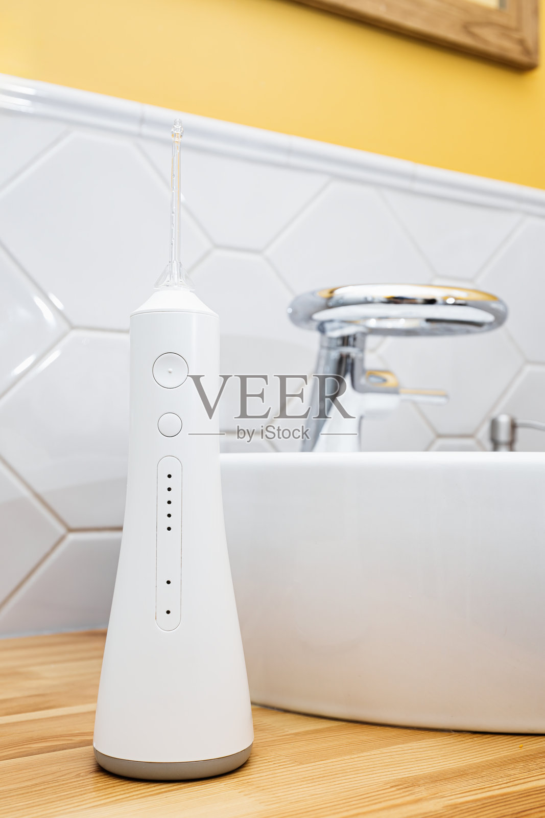 浴室木质台面上的水牙线照片摄影图片