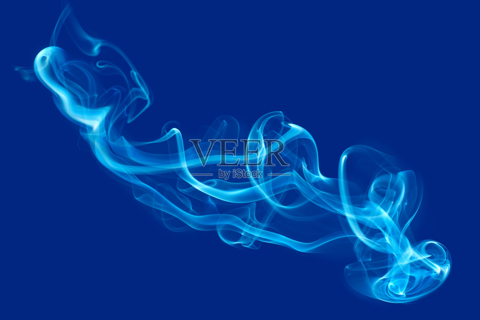 深蓝色背景上的蓝色烟雾漩涡照片摄影图片