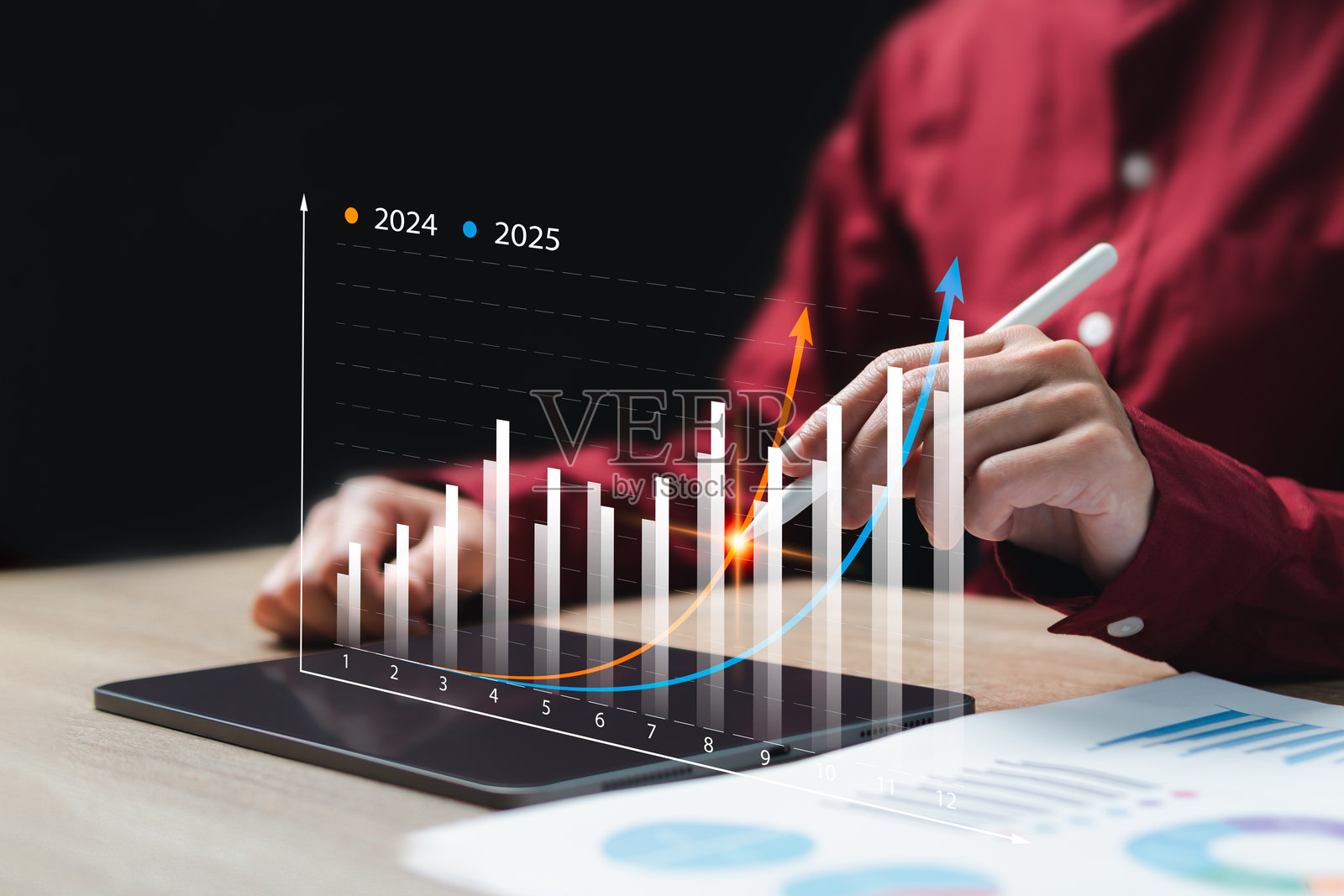 2025年商业目标:图表统计分析商业潜力,女商人使用平板电脑和数据文件分析图表预测未来,营销增长,利润最大化照片摄影图片