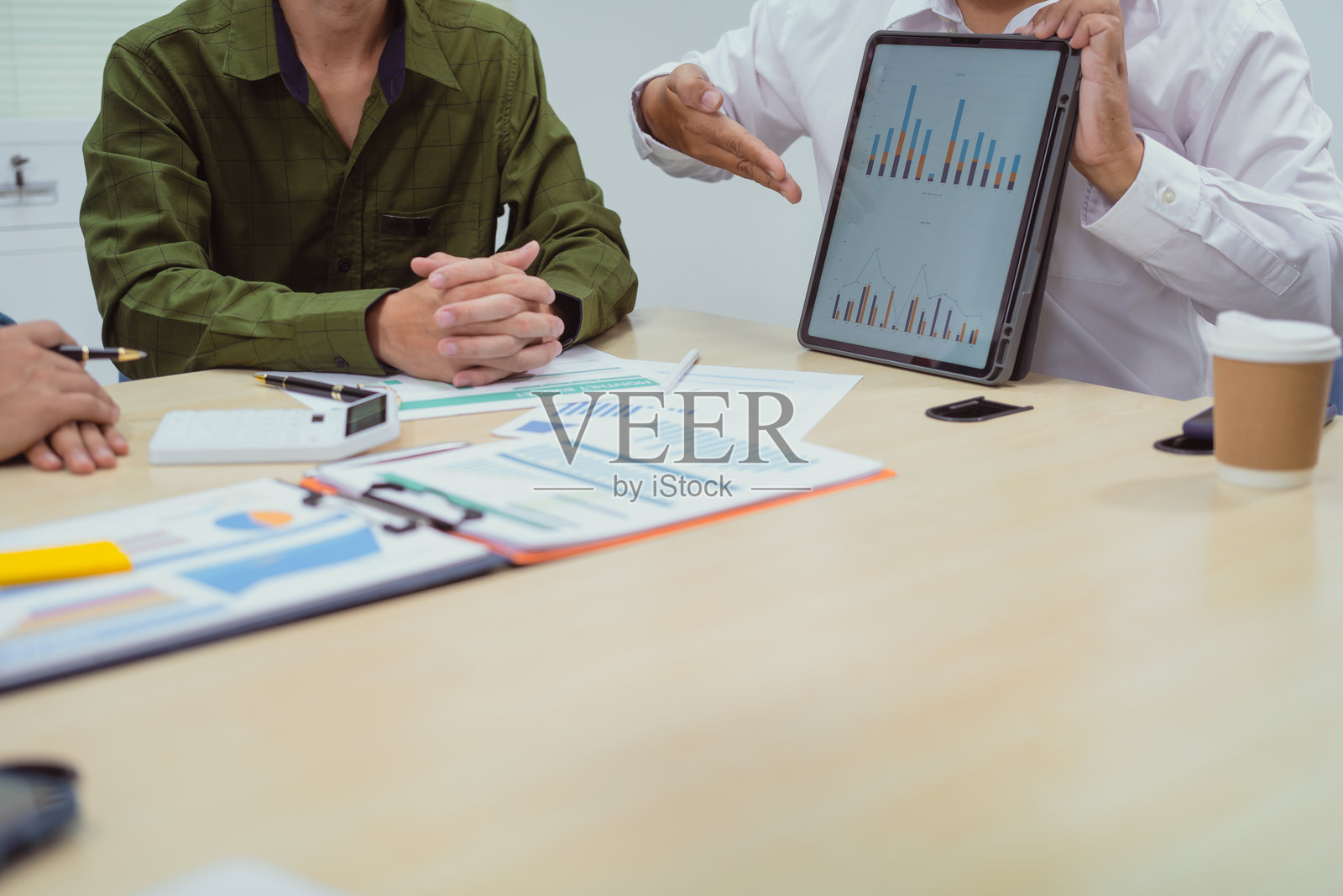 办公室商务会议:数字营销、财务分析、商业写作、教学和风险投资照片摄影图片