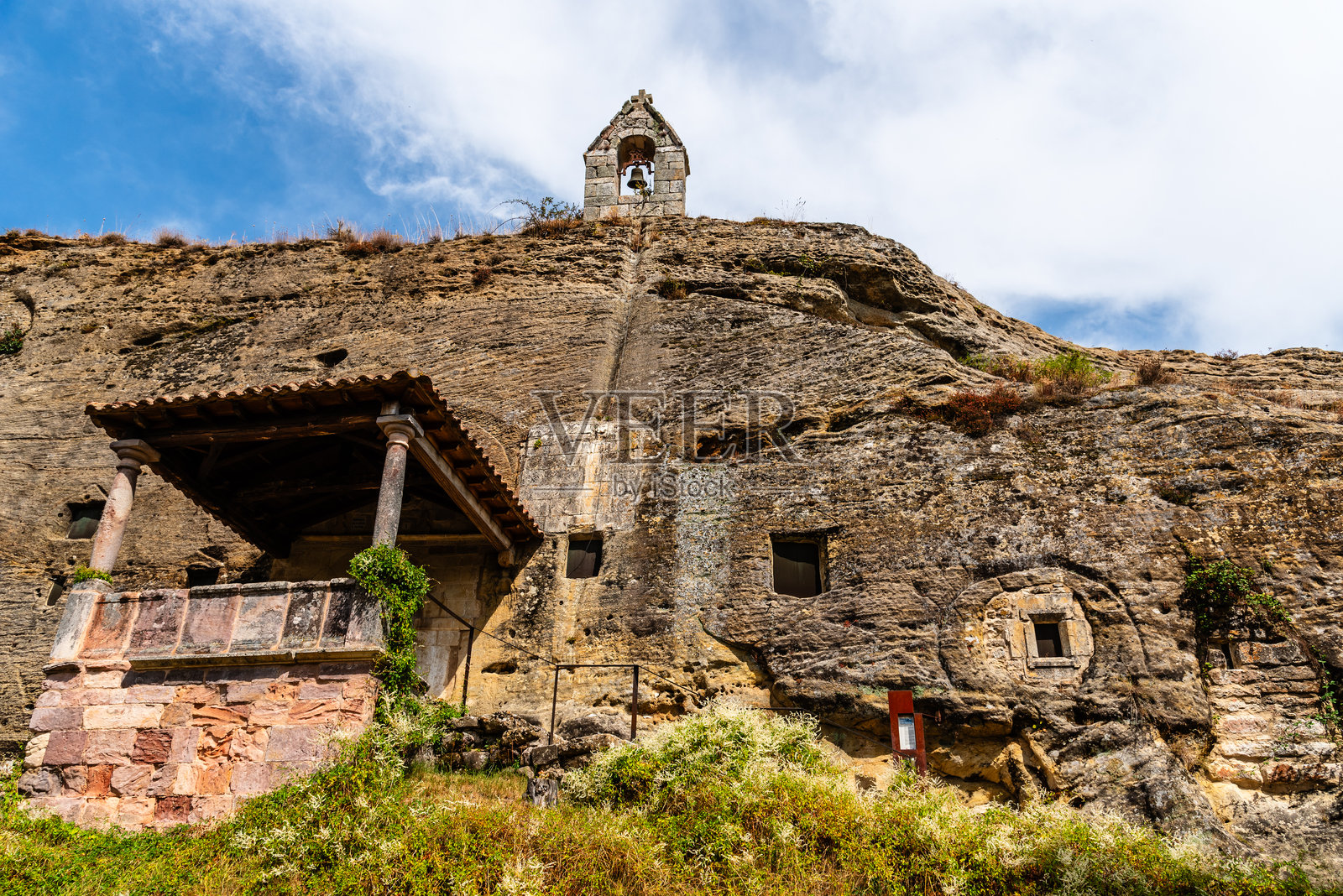 西班牙帕伦西亚奥列罗斯德皮苏埃加圣胡斯托和帕斯托岩石教堂外观照片摄影图片