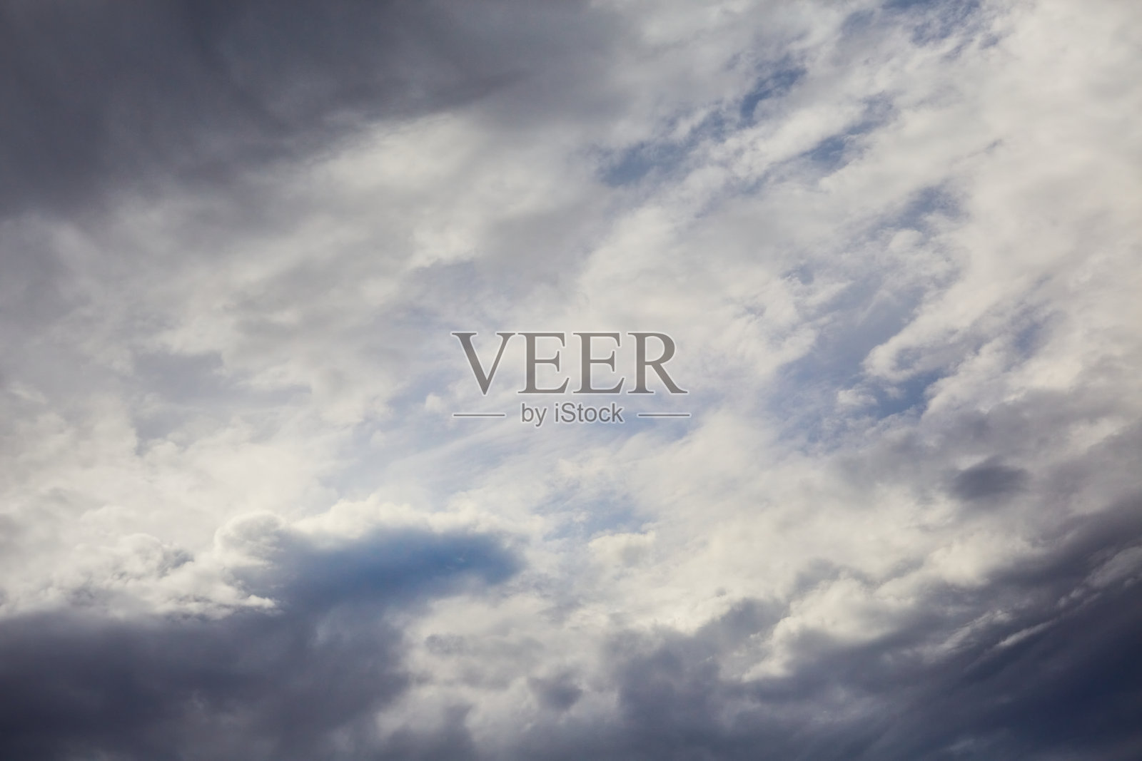 白云被风撕扯,暴风雨形成,天空中风卷云舒,带有暴风云的天象景观。照片摄影图片