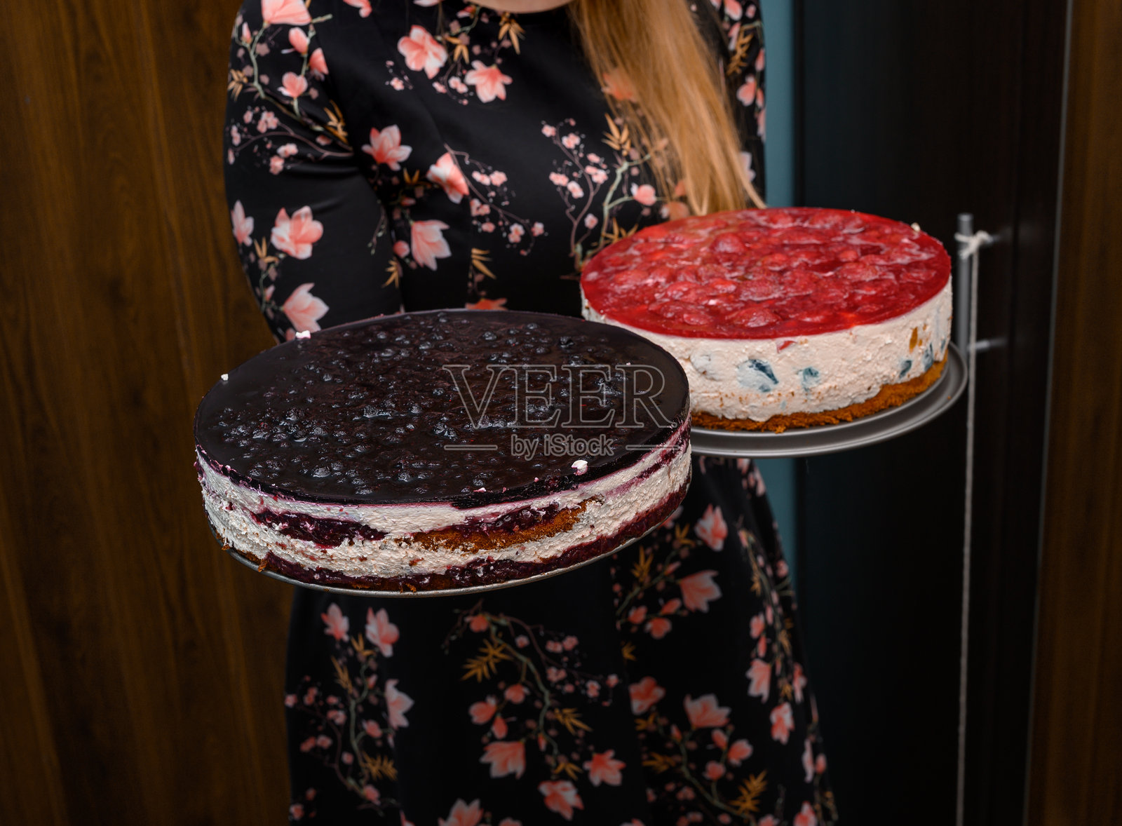 手捧圣诞蛋糕和糕点的女人,奶油与果冻照片摄影图片