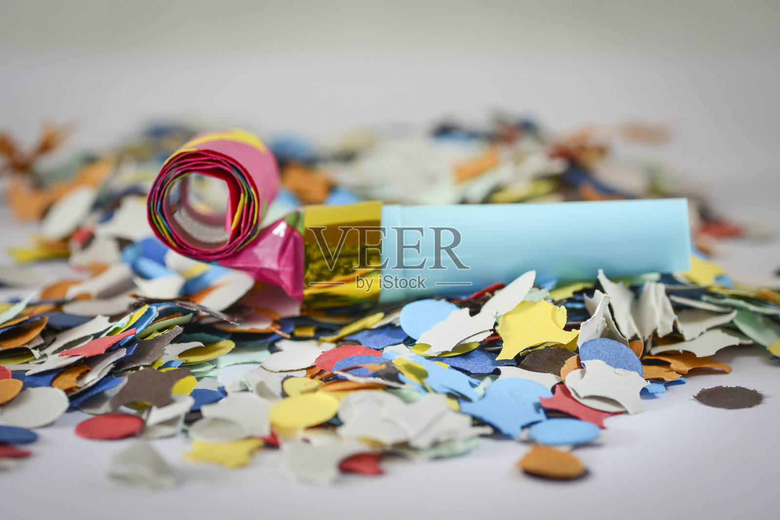 彩色纸屑上的派对喇叭静物画照片摄影图片