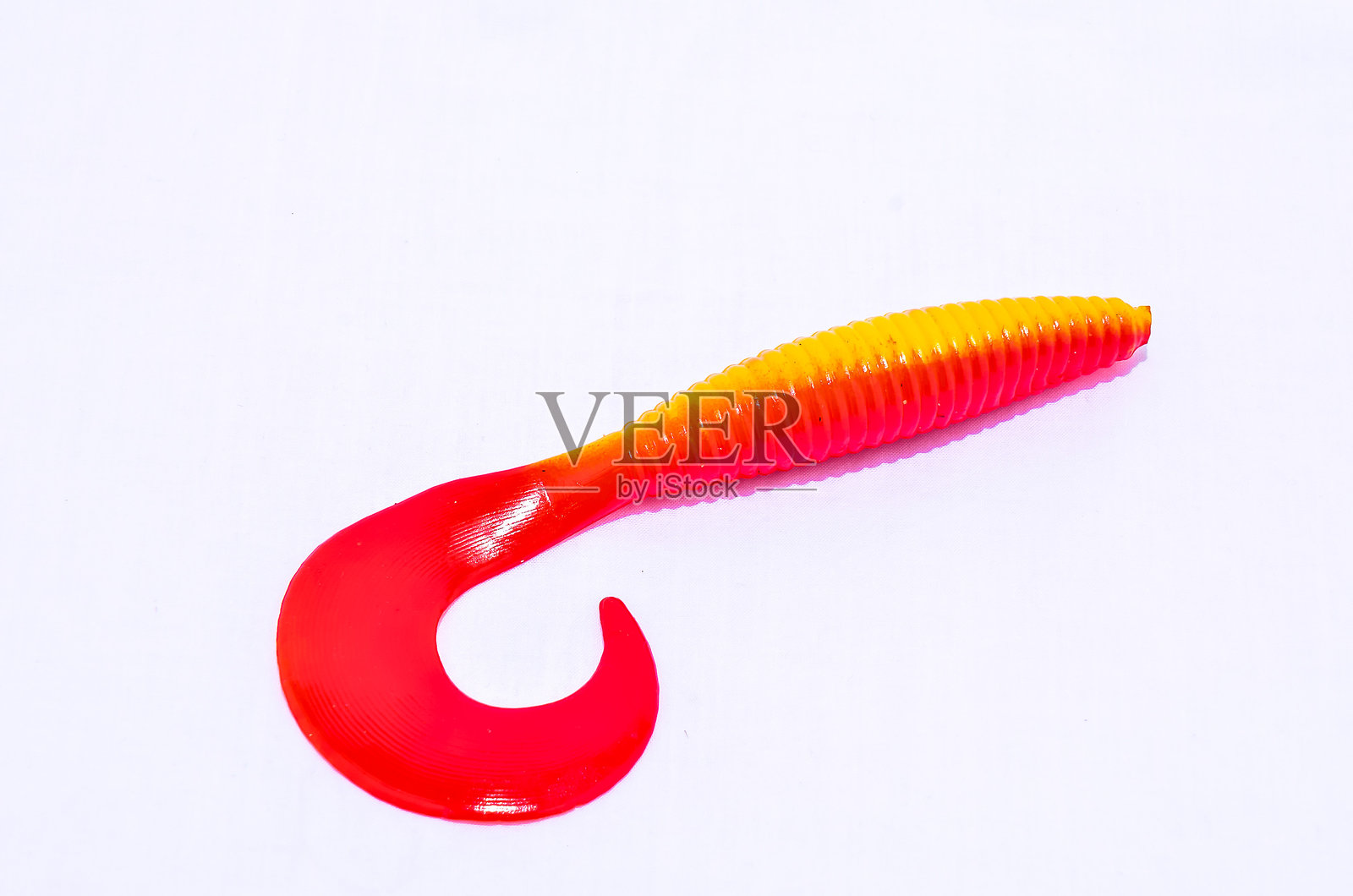 一个红色和黄色的弯曲塑料玩具照片摄影图片