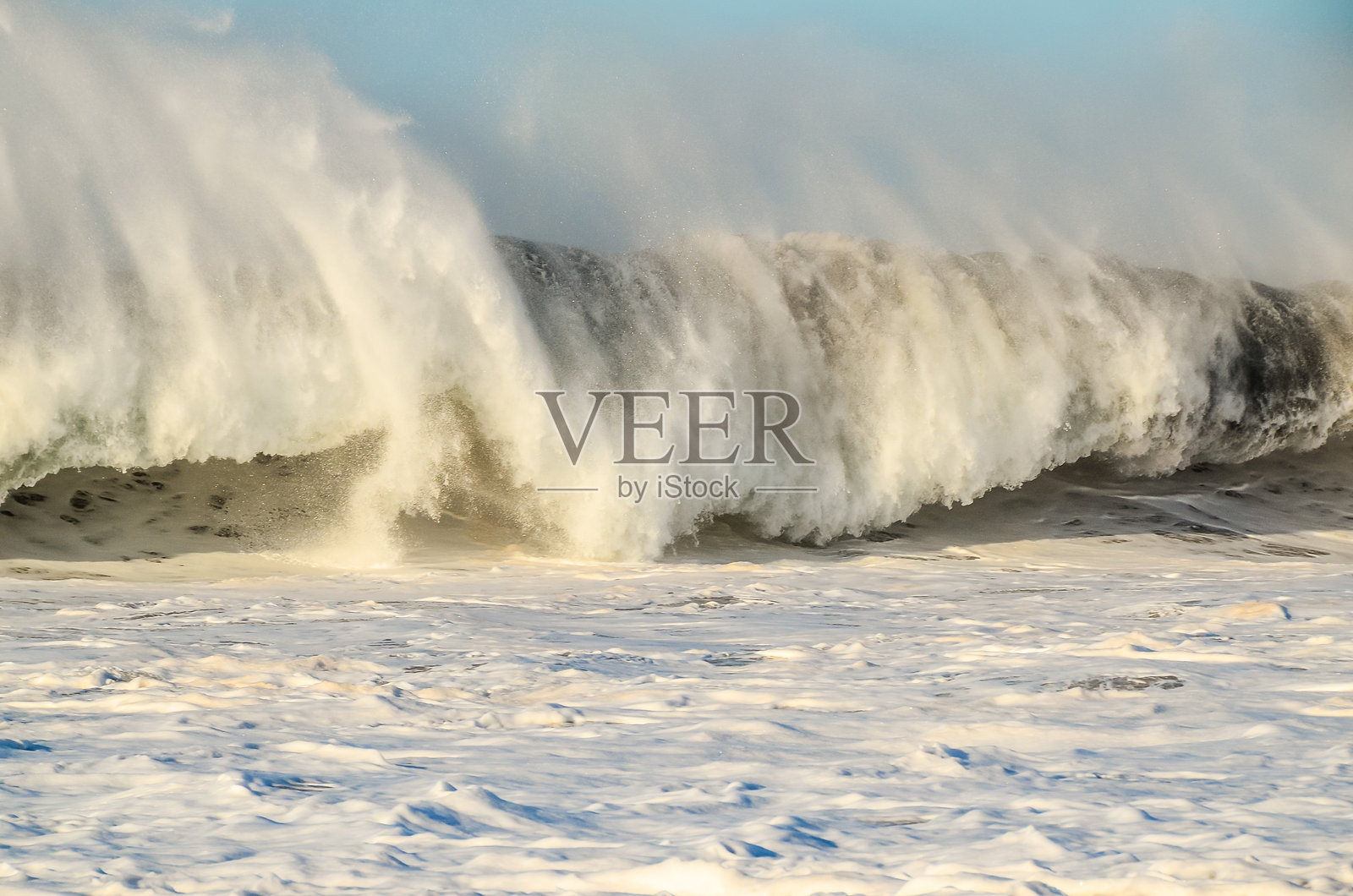 海洋波涛汹涌,浪花拍打着岸边。照片摄影图片
