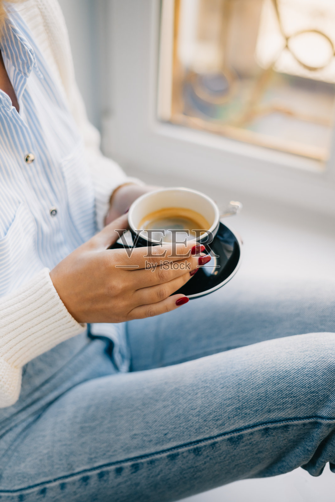 女人在家中穿着休闲服享受黑咖啡照片摄影图片