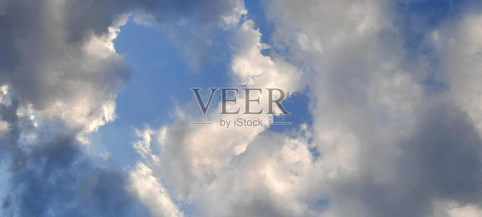 白云装点蓝天。照片摄影图片