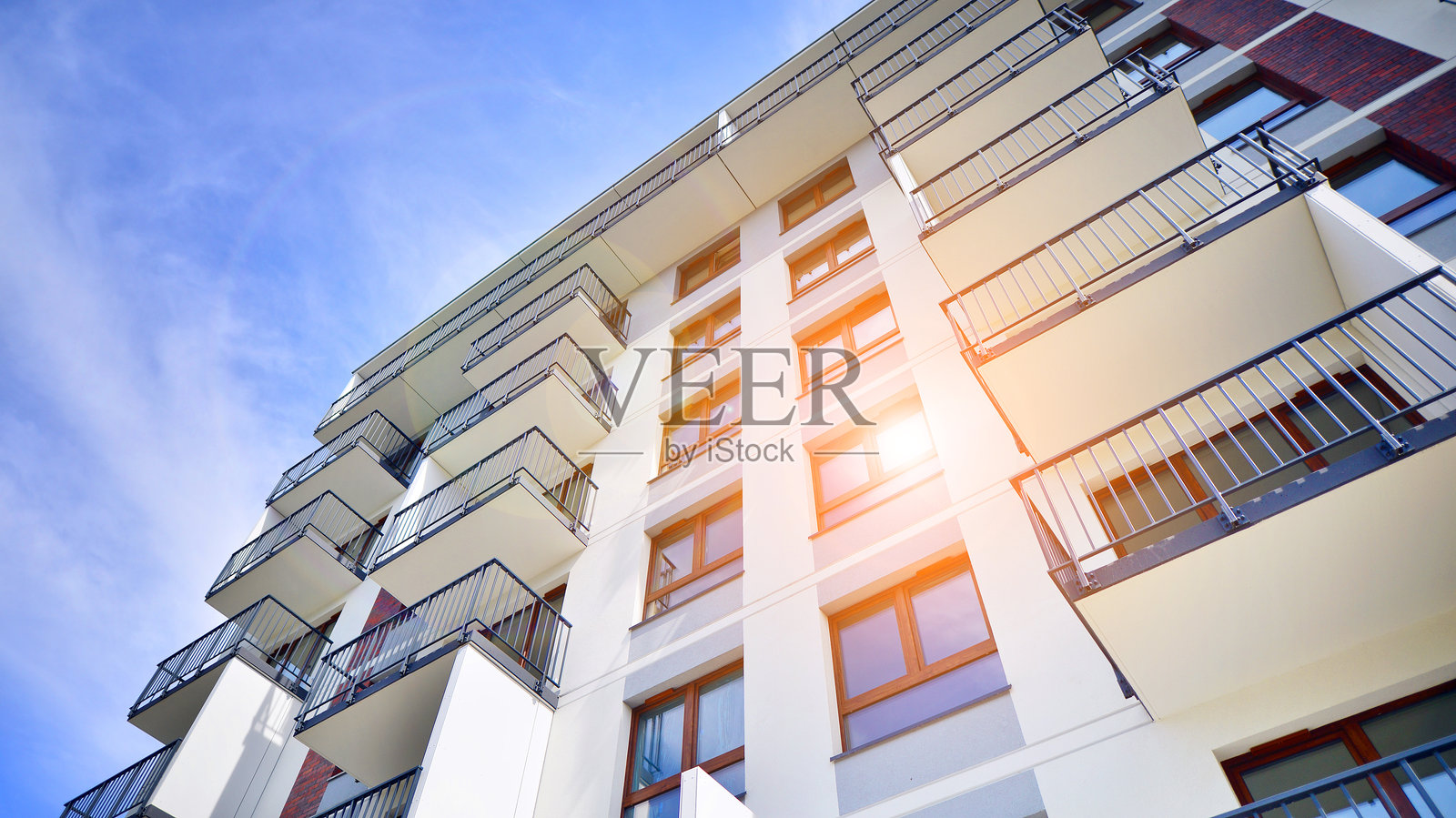 现代白色公寓建筑的细节视图,背景是蓝天。照片摄影图片