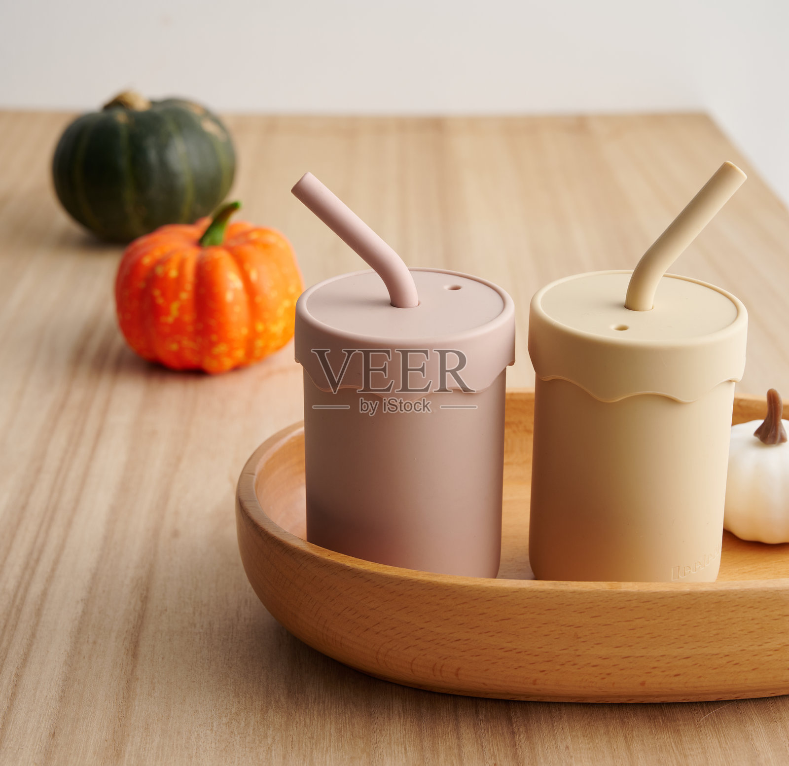 简单现代儿童硅胶吸管杯,带南瓜装饰,适合桌面秋季节日照片摄影图片