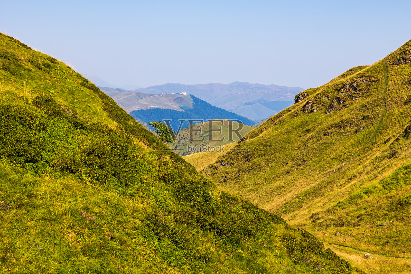 从法西边界的Campsaure高原上远望Luchon-Superbagnères滑雪度假村的夏季景色照片摄影图片
