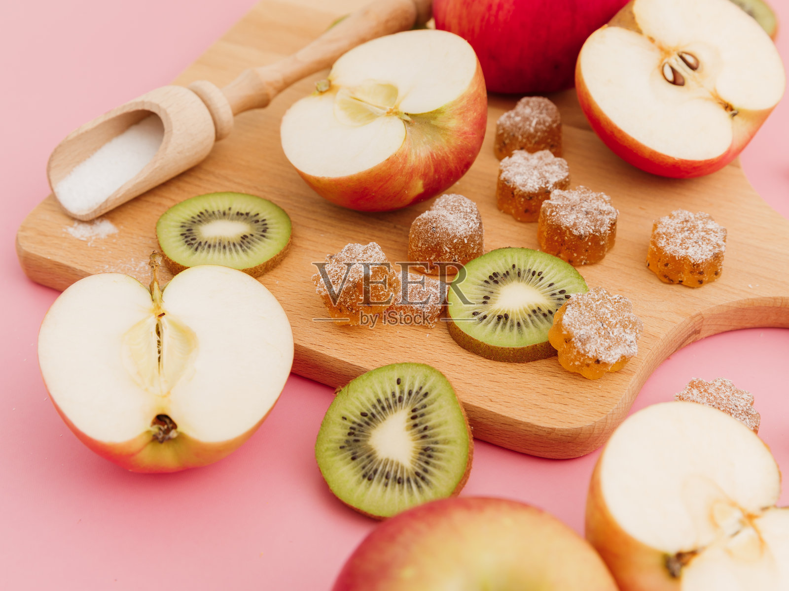 自制的苹果和猕猴桃果酱,摆放在白色背景上。俯视图。照片摄影图片