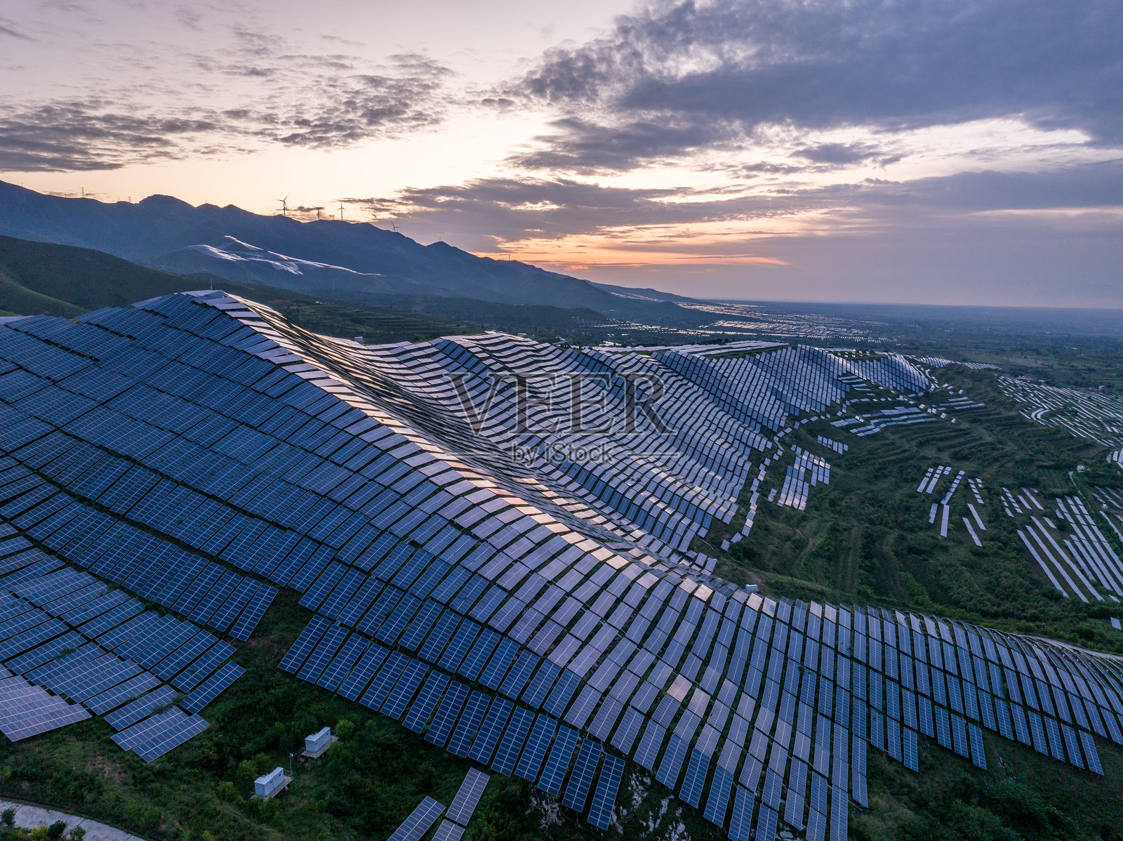 山上光伏太阳能电池板照片摄影图片