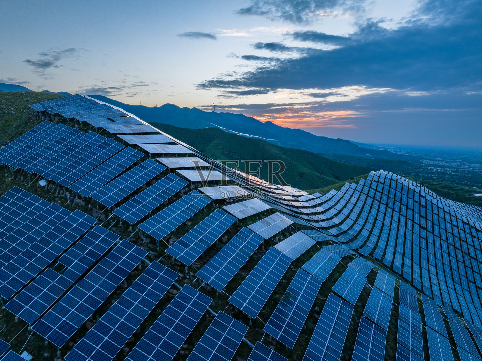 山上光伏太阳能电池板照片摄影图片