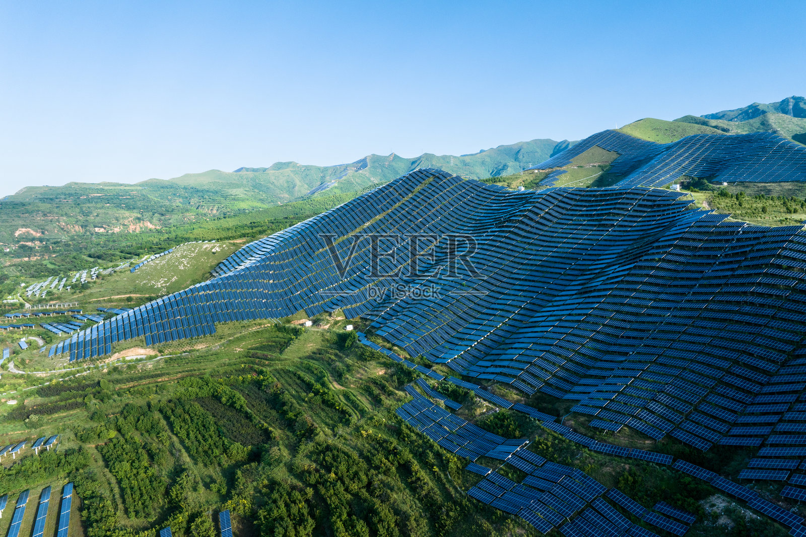 山上光伏太阳能电池板照片摄影图片