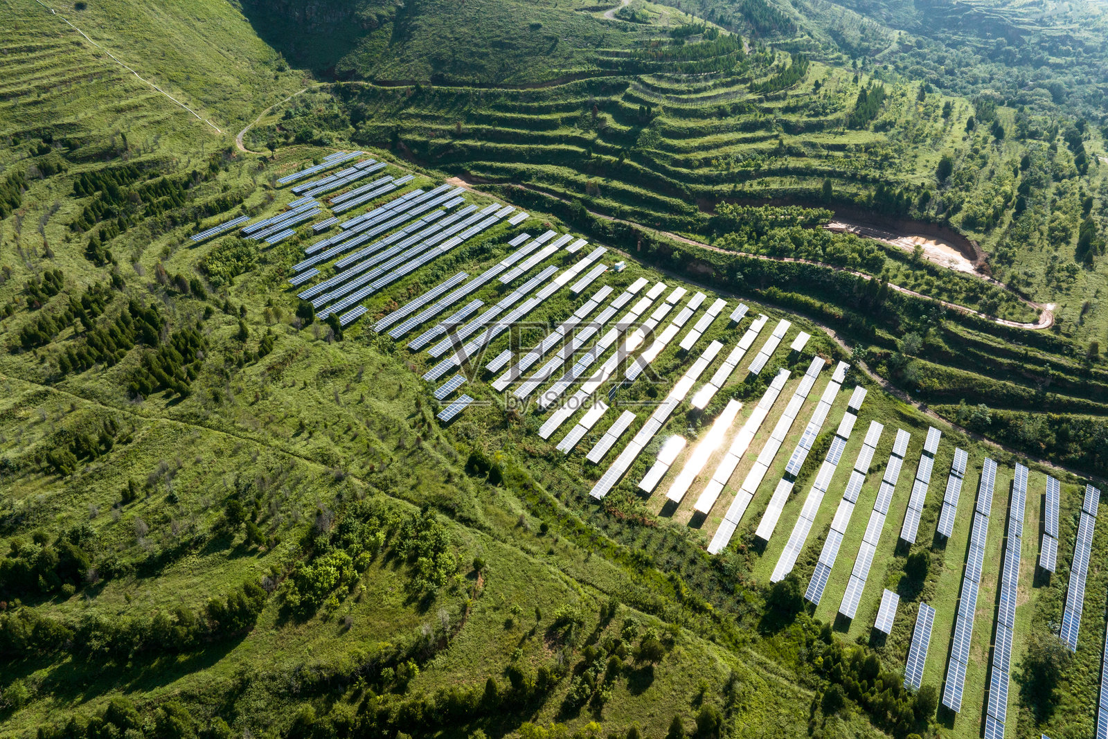 山上光伏太阳能电池板照片摄影图片