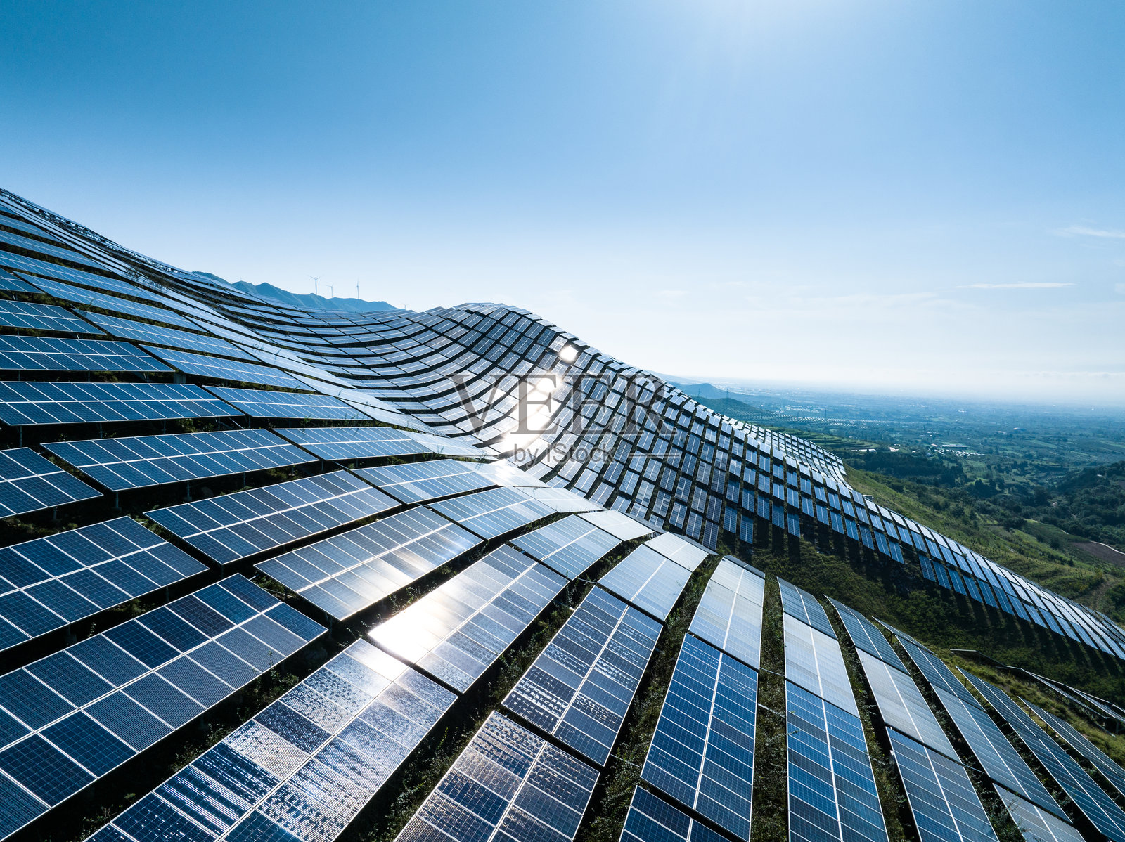 山上光伏太阳能电池板照片摄影图片
