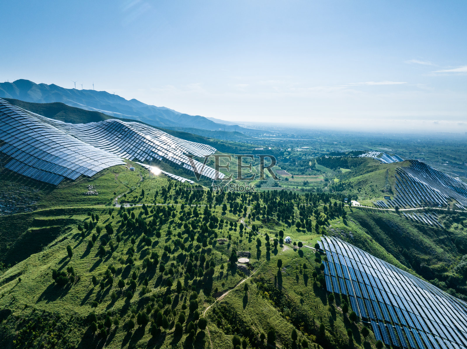 山上光伏太阳能电池板照片摄影图片