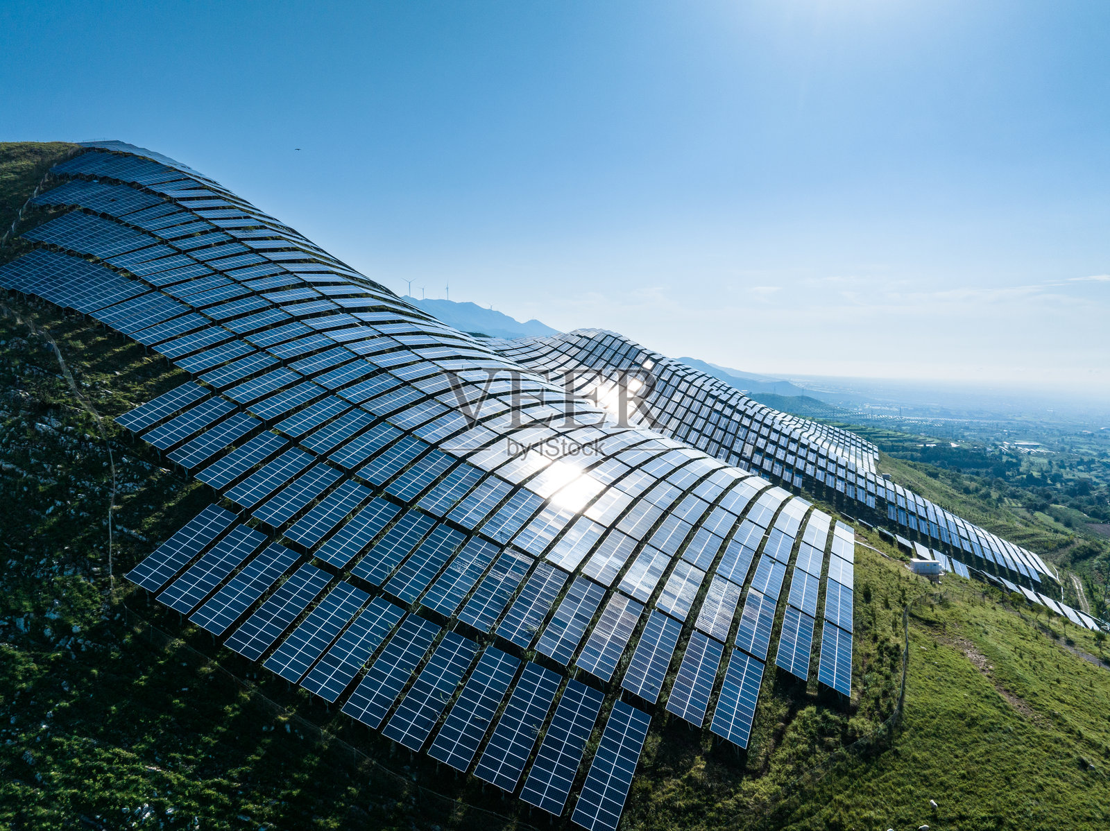 山上光伏太阳能电池板照片摄影图片