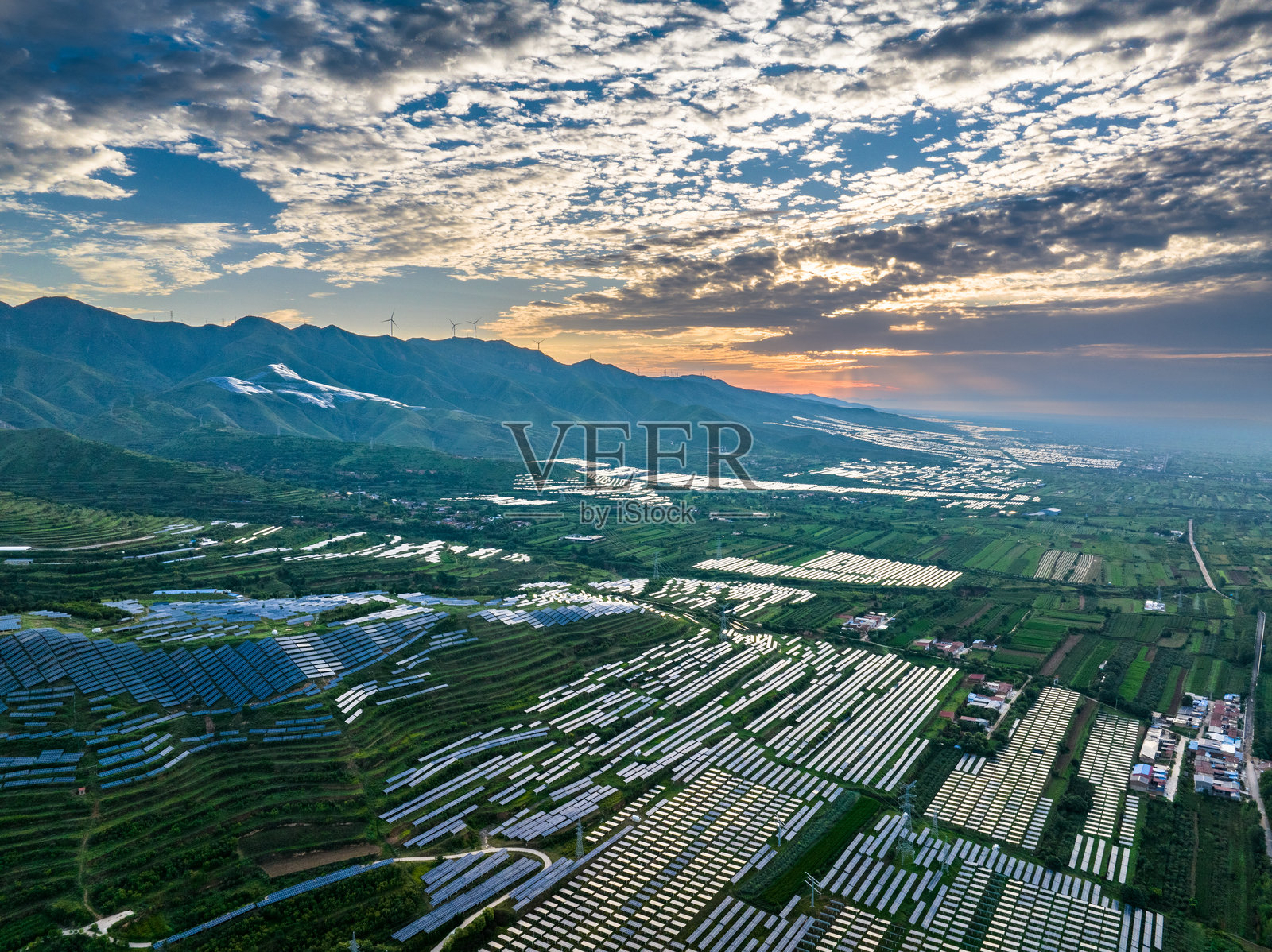 山上光伏太阳能电池板照片摄影图片
