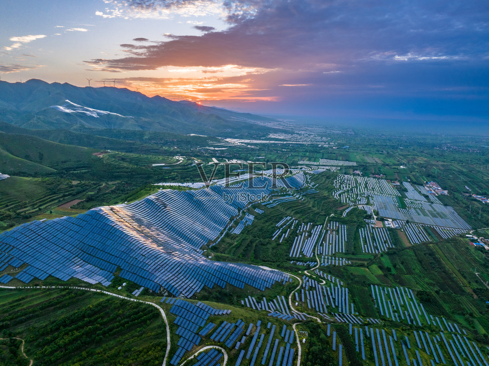 山上光伏太阳能电池板照片摄影图片