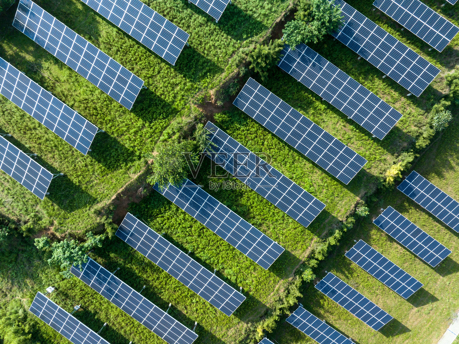 山上光伏太阳能电池板照片摄影图片