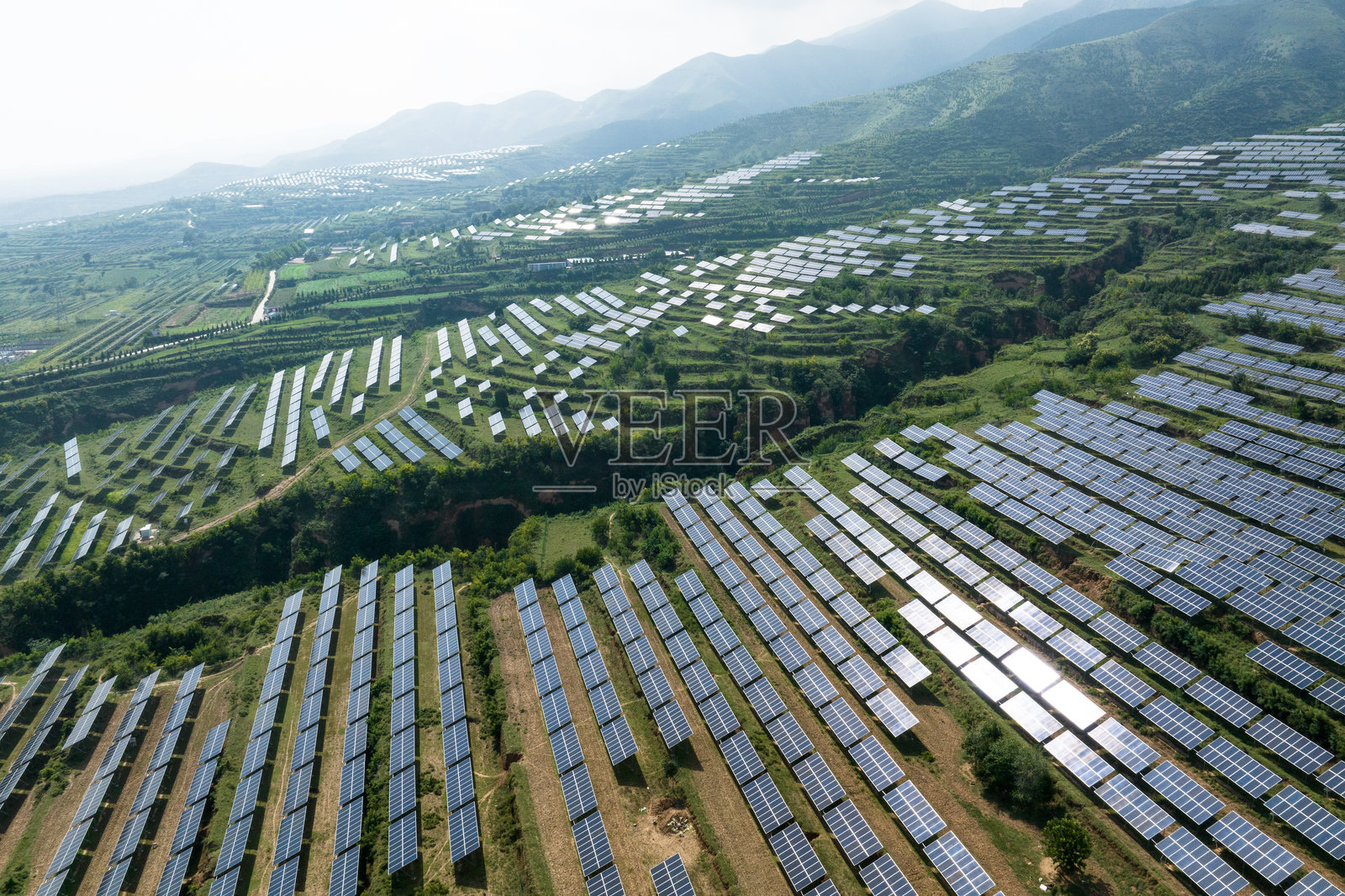 山上光伏太阳能电池板照片摄影图片
