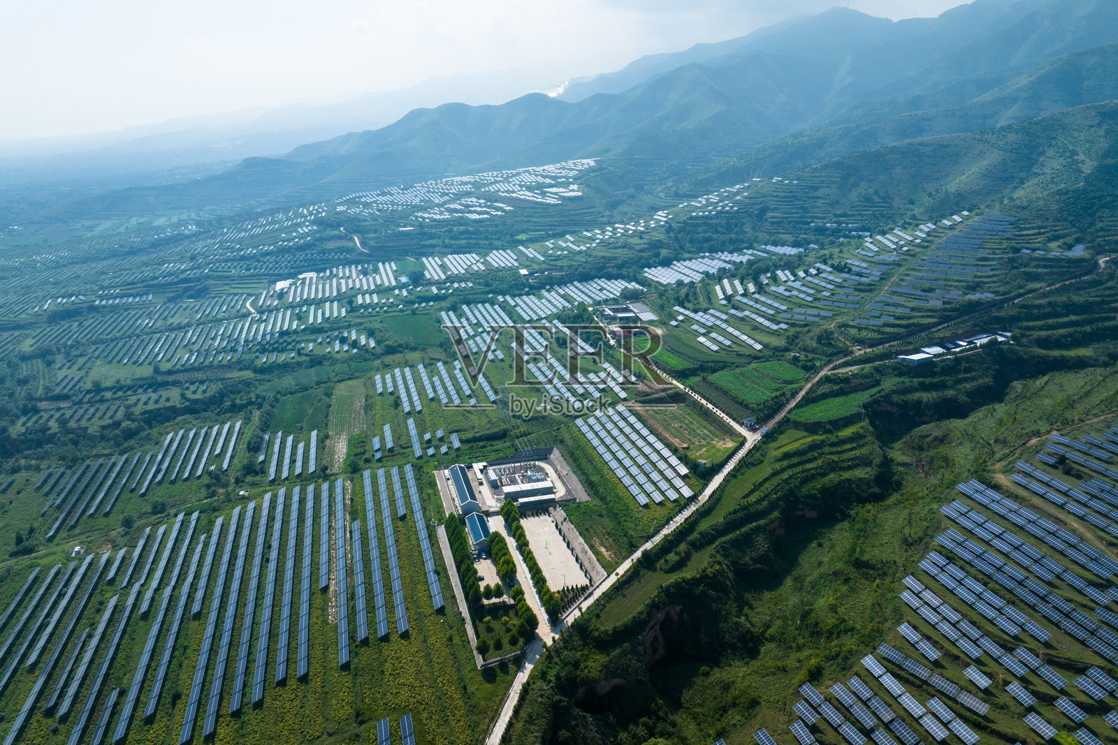 山上光伏太阳能电池板照片摄影图片