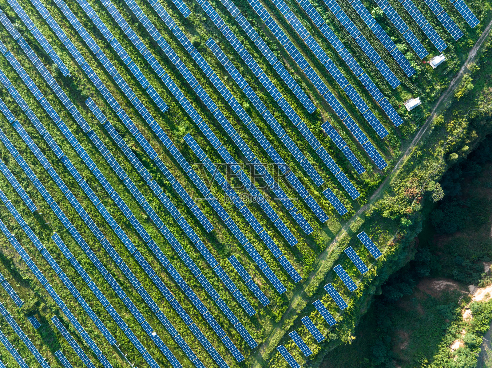 航拍山上光伏太阳能电池板照片摄影图片