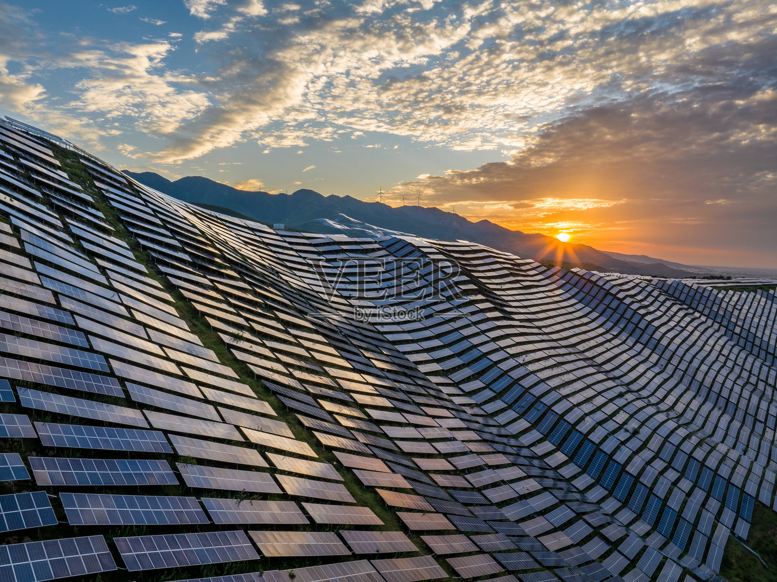 山上光伏太阳能电池板照片摄影图片