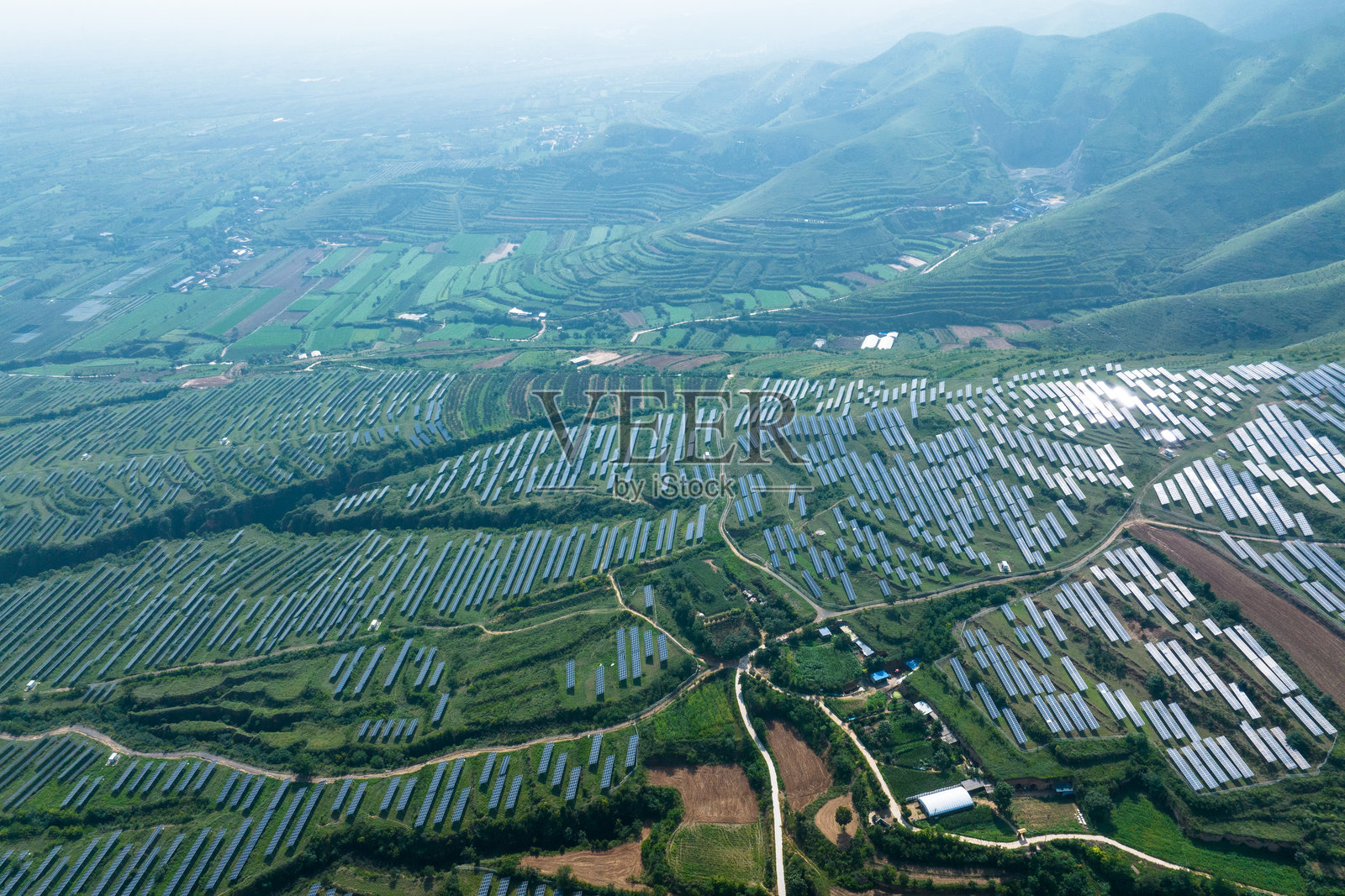 山上光伏太阳能电池板照片摄影图片