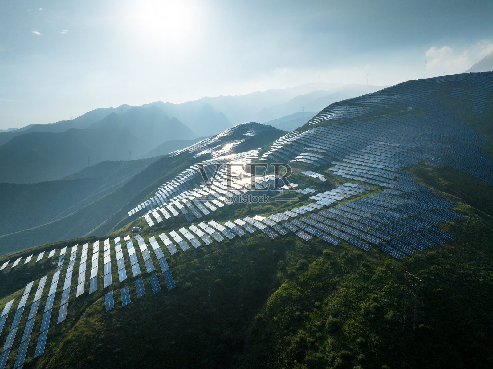 航拍山上光伏太阳能电池板照片摄影图片