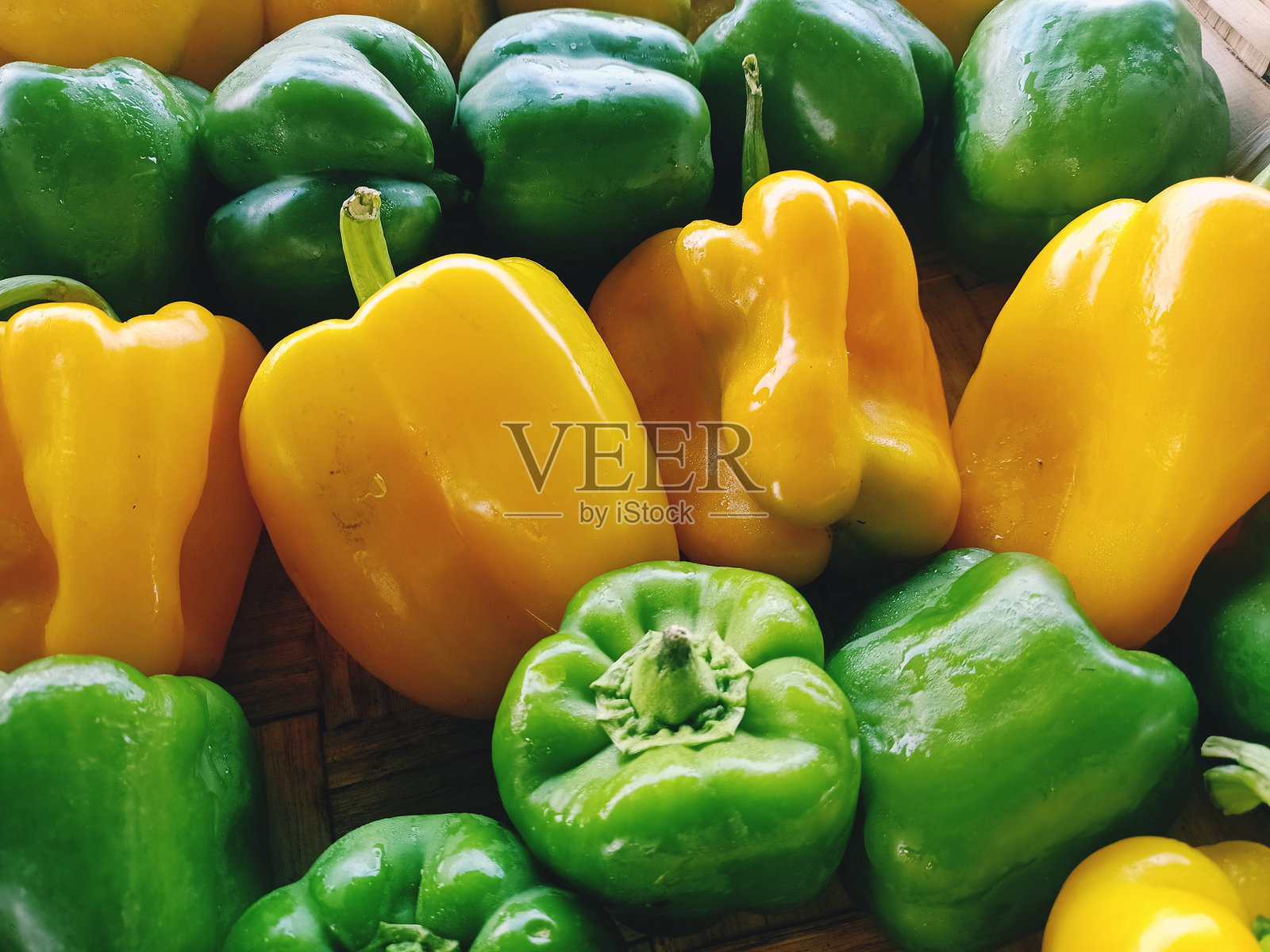 绿色和黄色的辣椒照片摄影图片