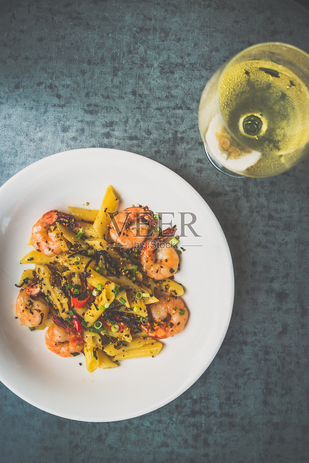 冲浪者蒜香橄榄油面:无麸质弯管面配虎虾、海藻、蒜和新鲜辣椒。另有意大利面。照片摄影图片