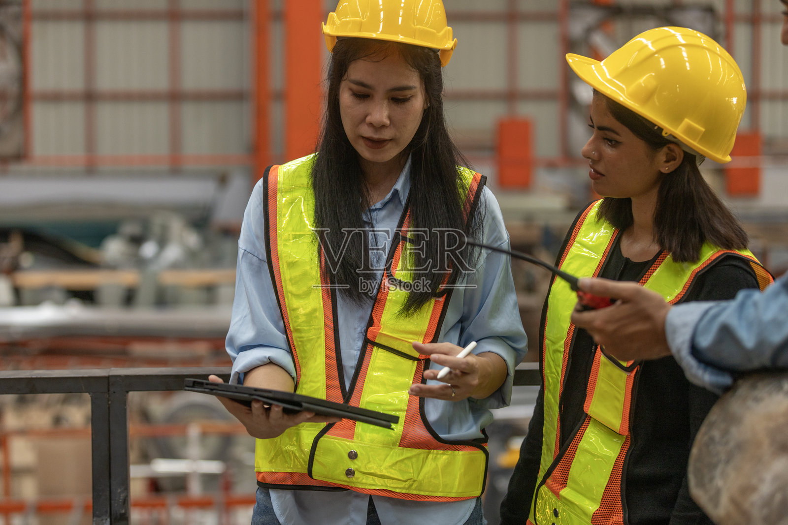 来自不同文化的机械工程师团队照片摄影图片