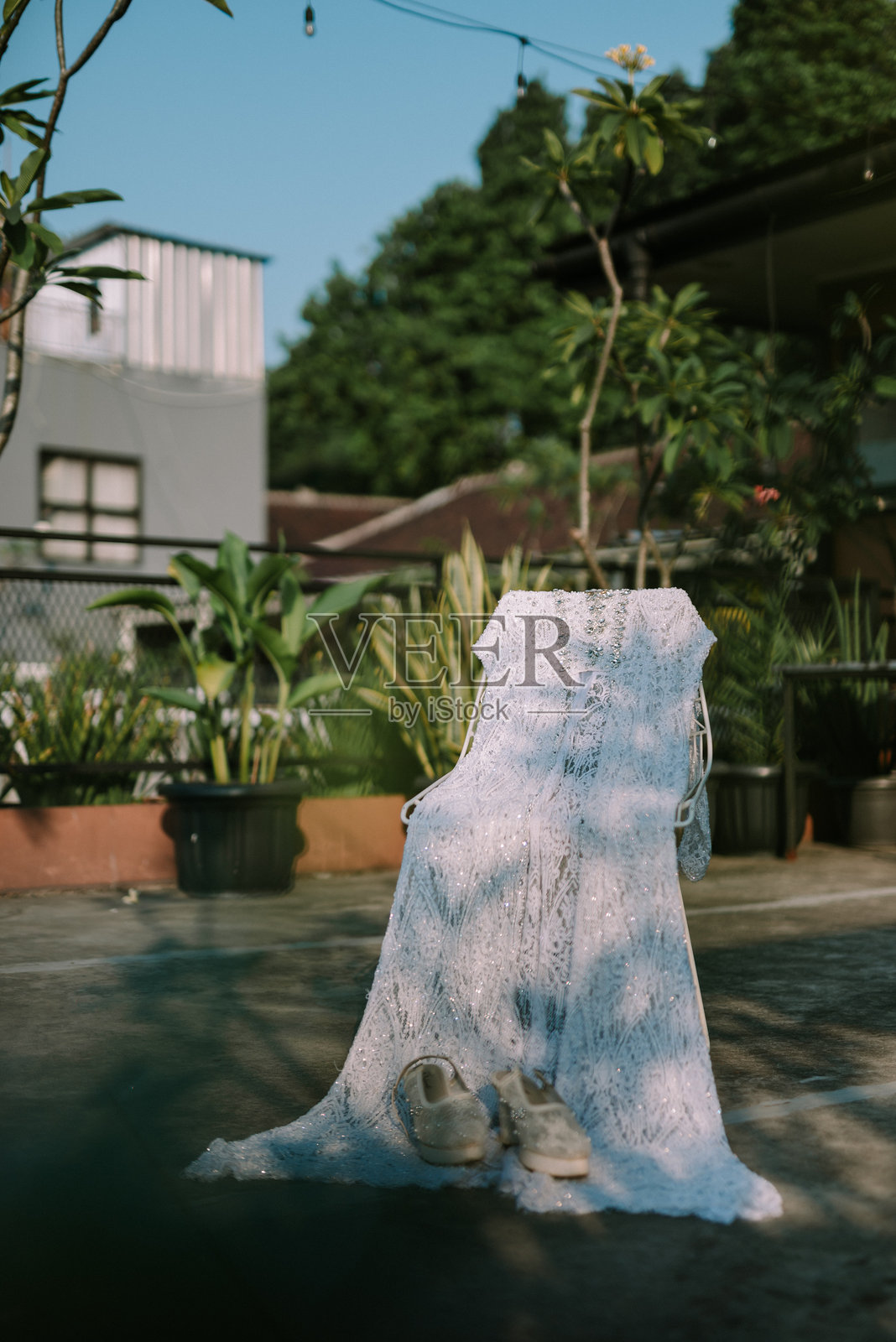 优雅的白色礼服搭配美丽的高跟鞋,完美展现出精致的外观照片摄影图片